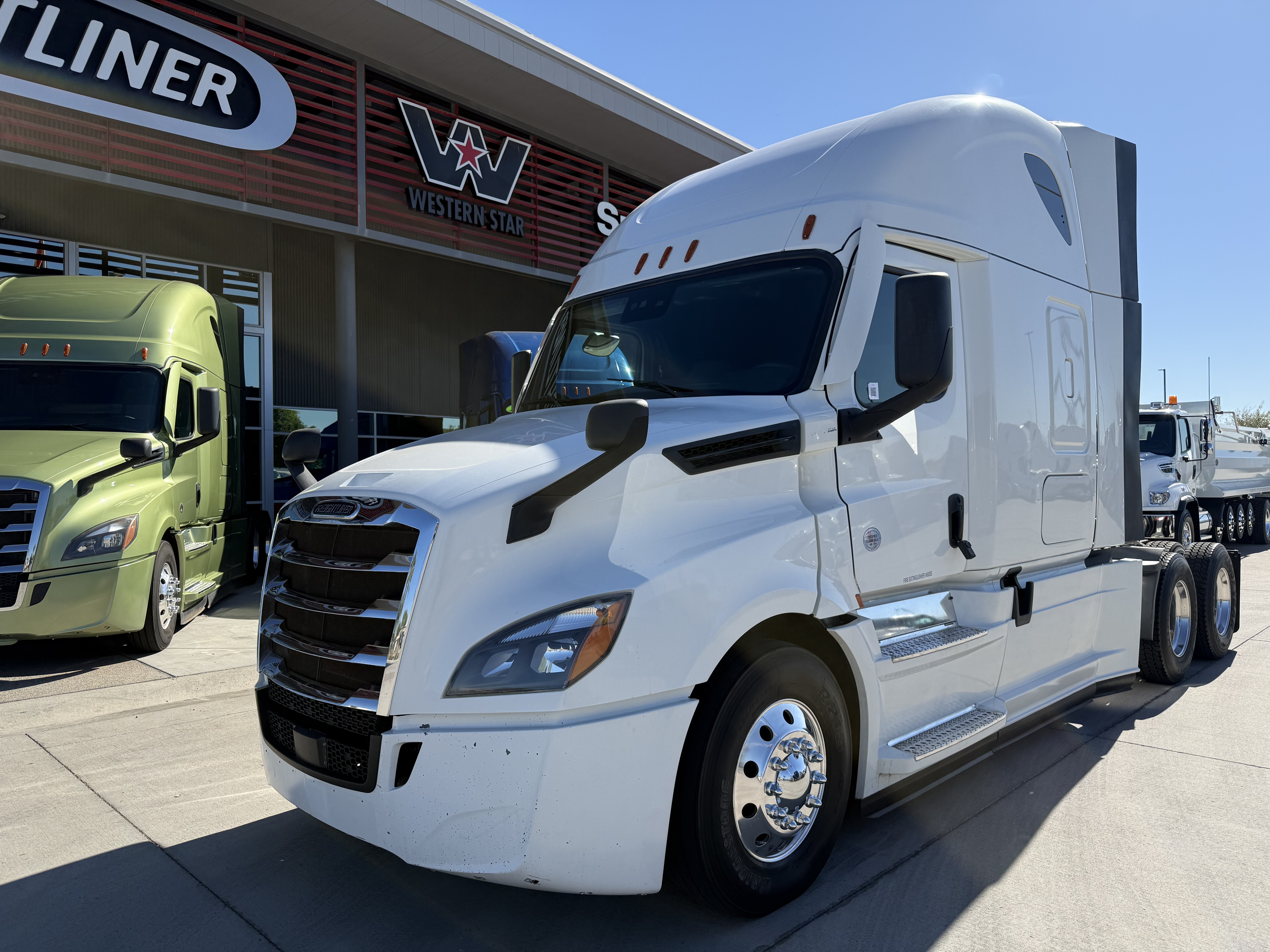 2020 FREIGHTLINER CASCADIA 126SLP - image 1