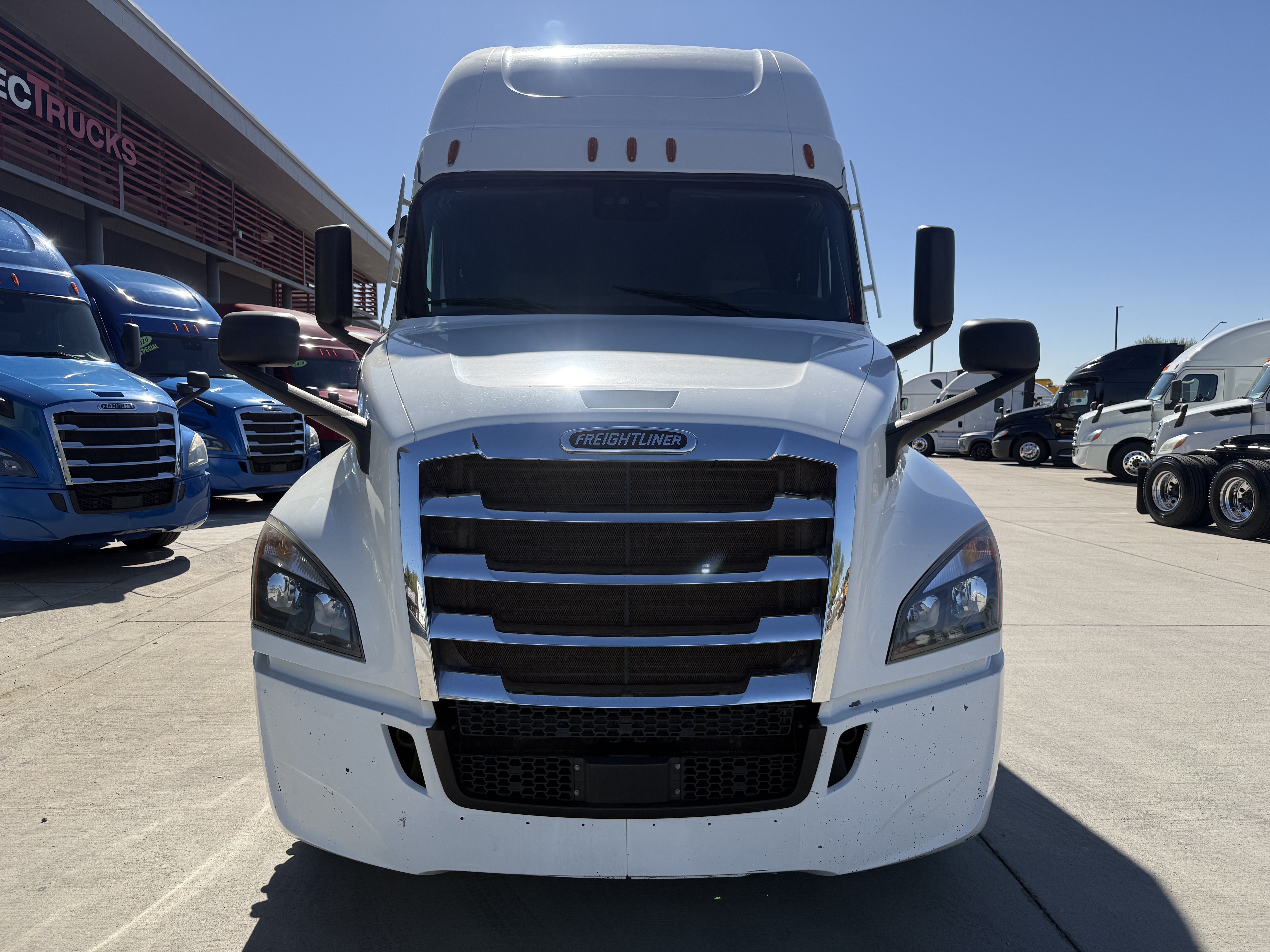 2020 FREIGHTLINER CASCADIA 126SLP - image 2