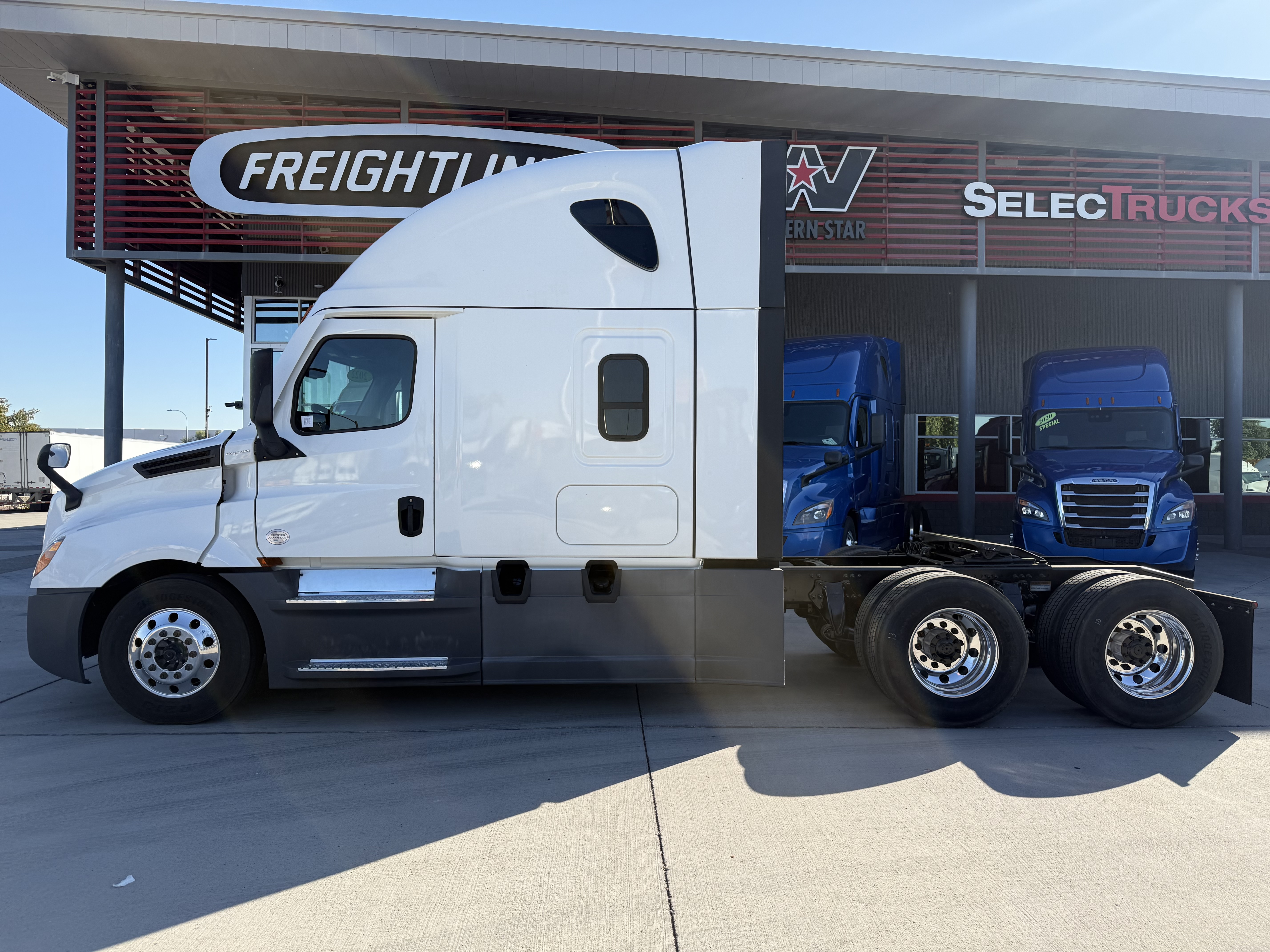 2022 FREIGHTLINER CASCADIA 126SLP - image 3