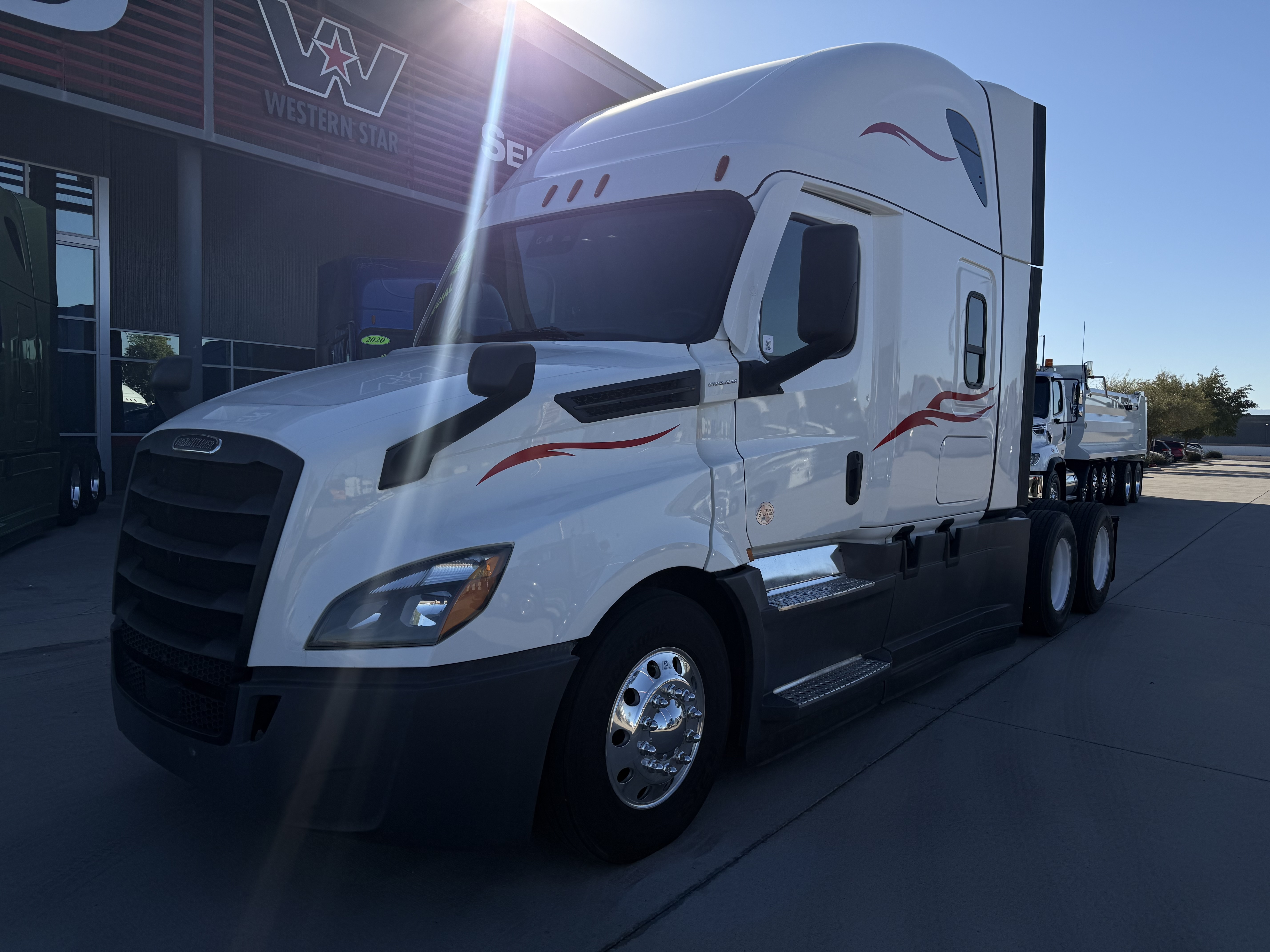 2021 FREIGHTLINER CASCADIA 126SLP - image 1