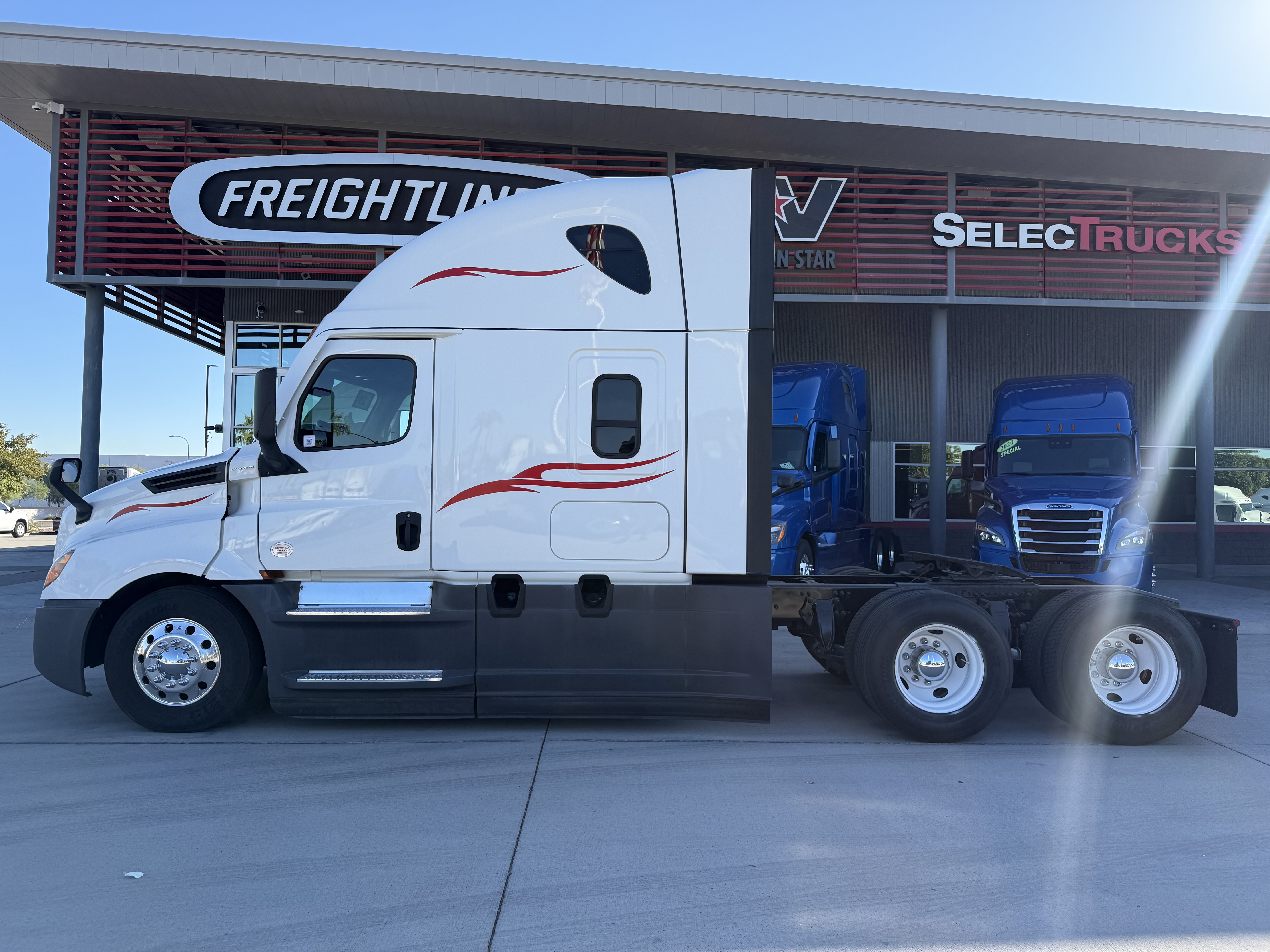 2021 FREIGHTLINER CASCADIA 126SLP - image 3