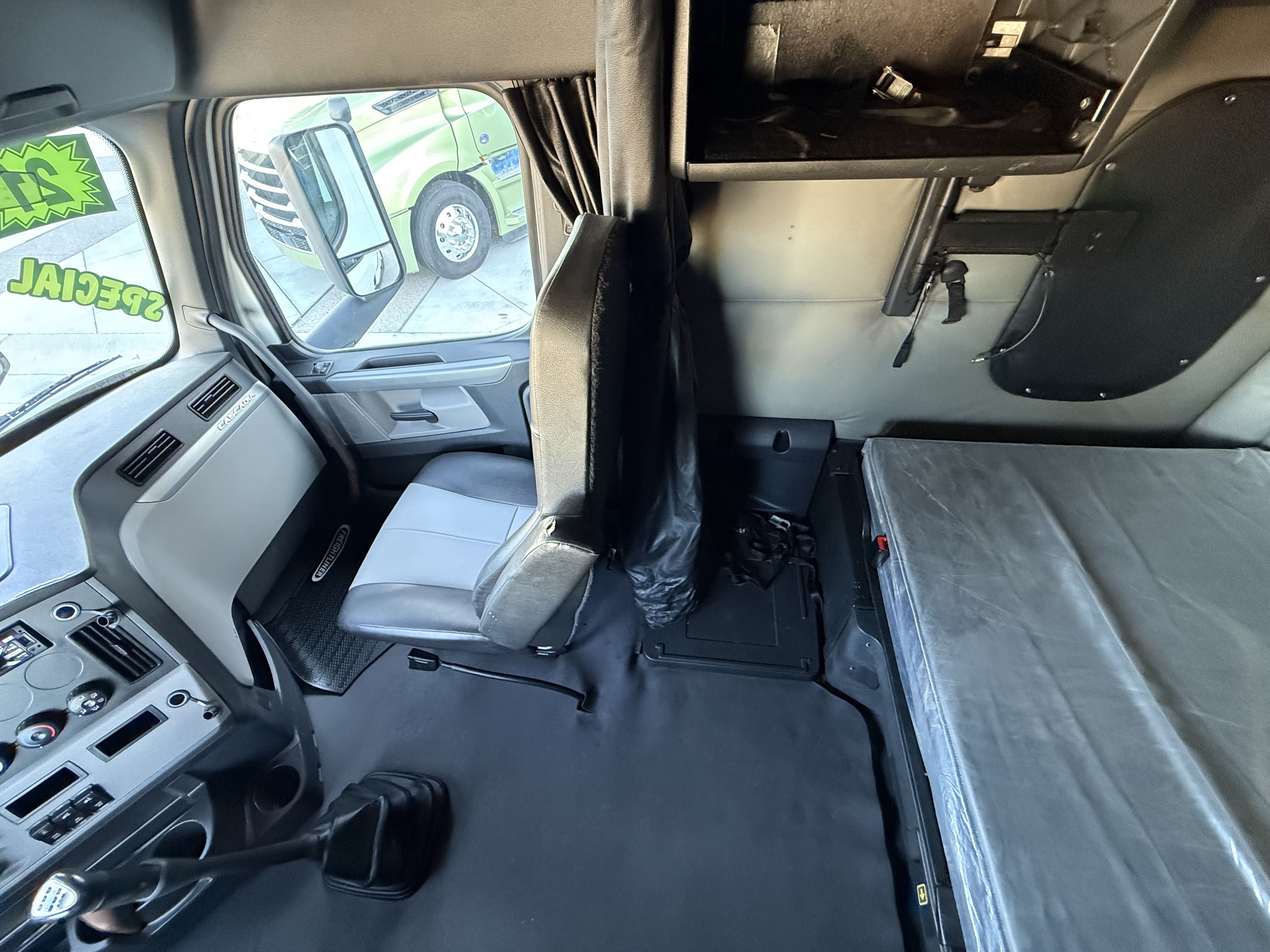 2021 FREIGHTLINER CASCADIA 126SLP - image 18