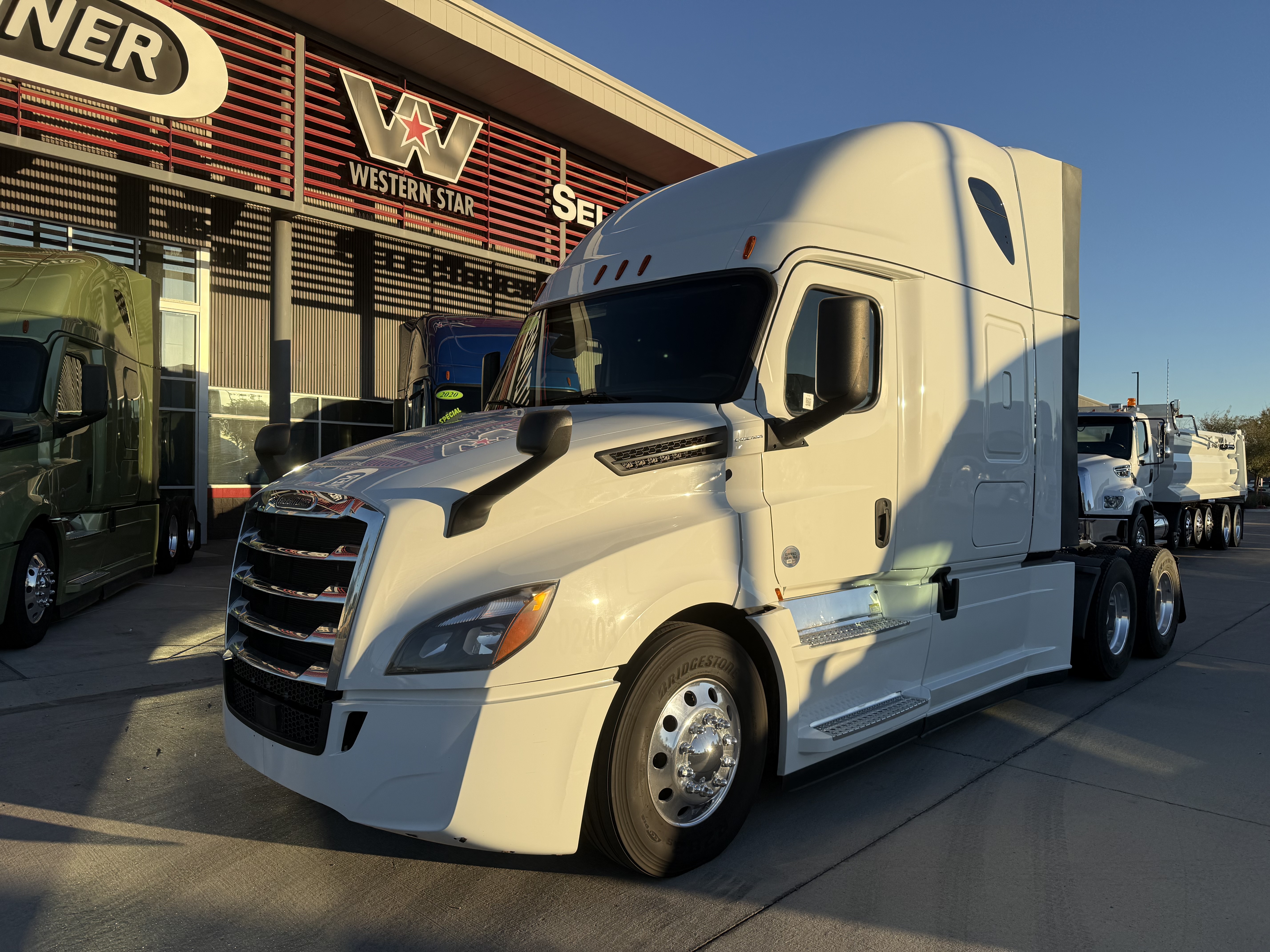 2020 FREIGHTLINER CASCADIA 126SLP - image 1