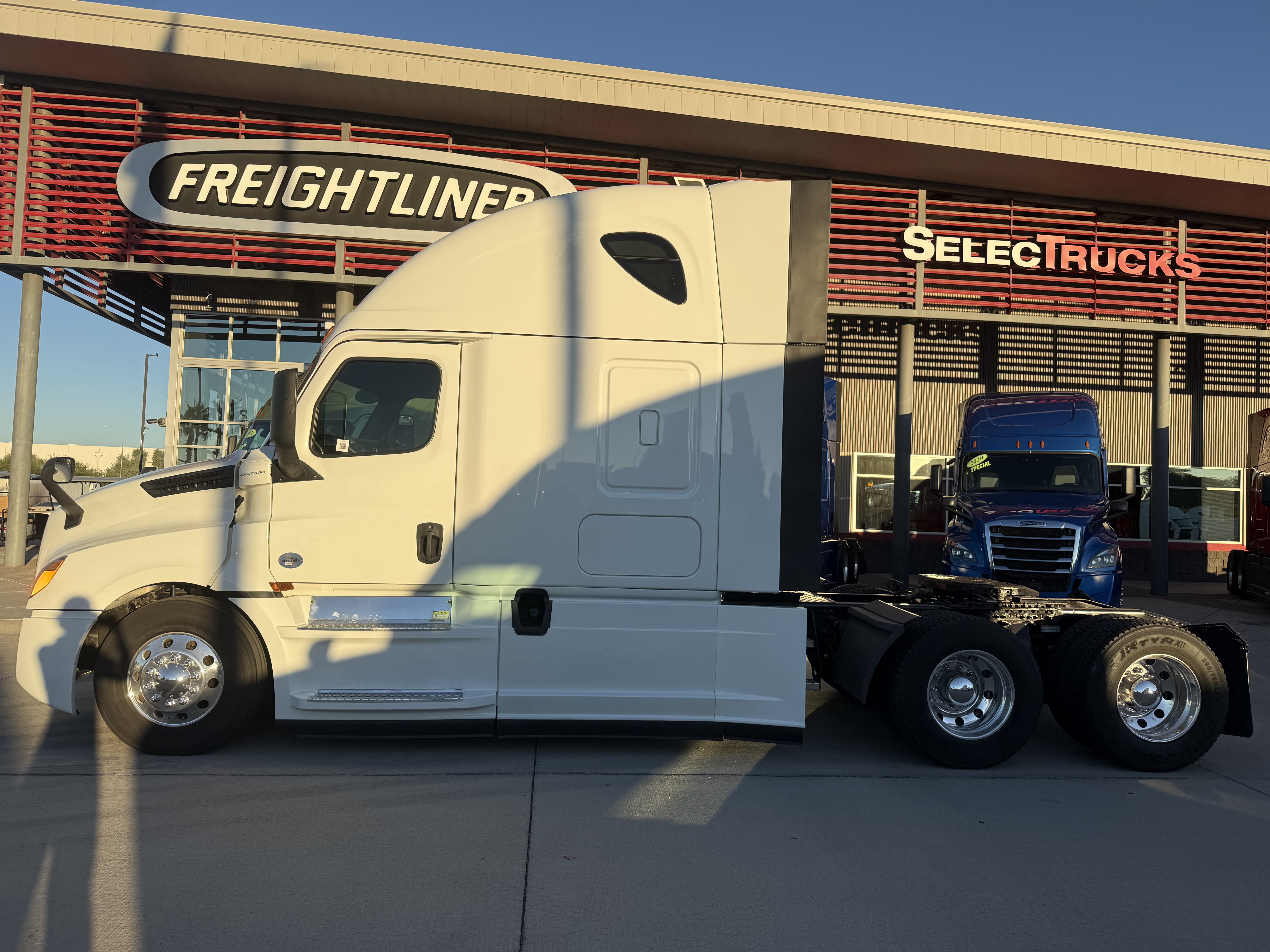 2020 FREIGHTLINER CASCADIA 126SLP - image 3