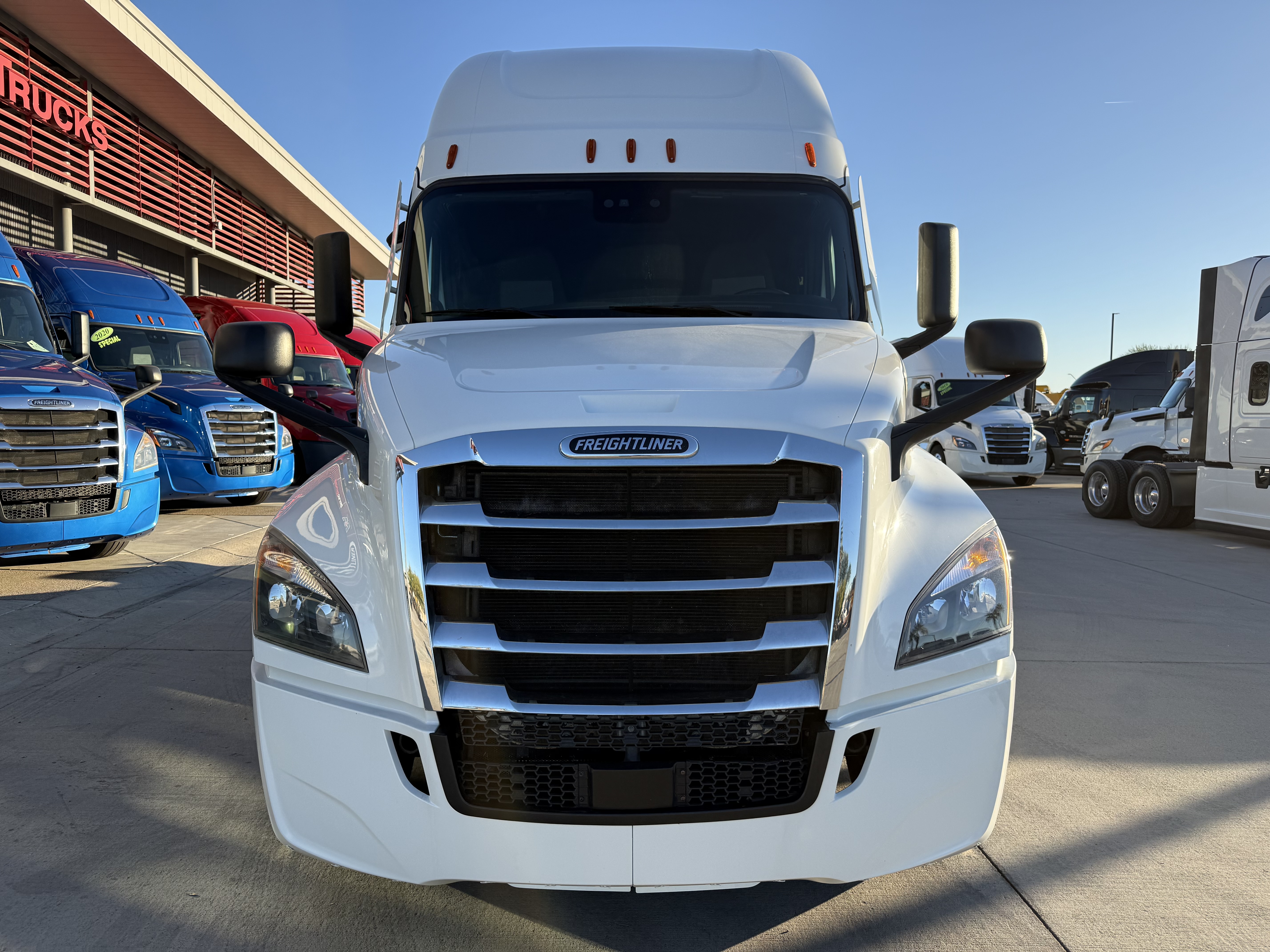 2020 FREIGHTLINER CASCADIA 126SLP - image 2