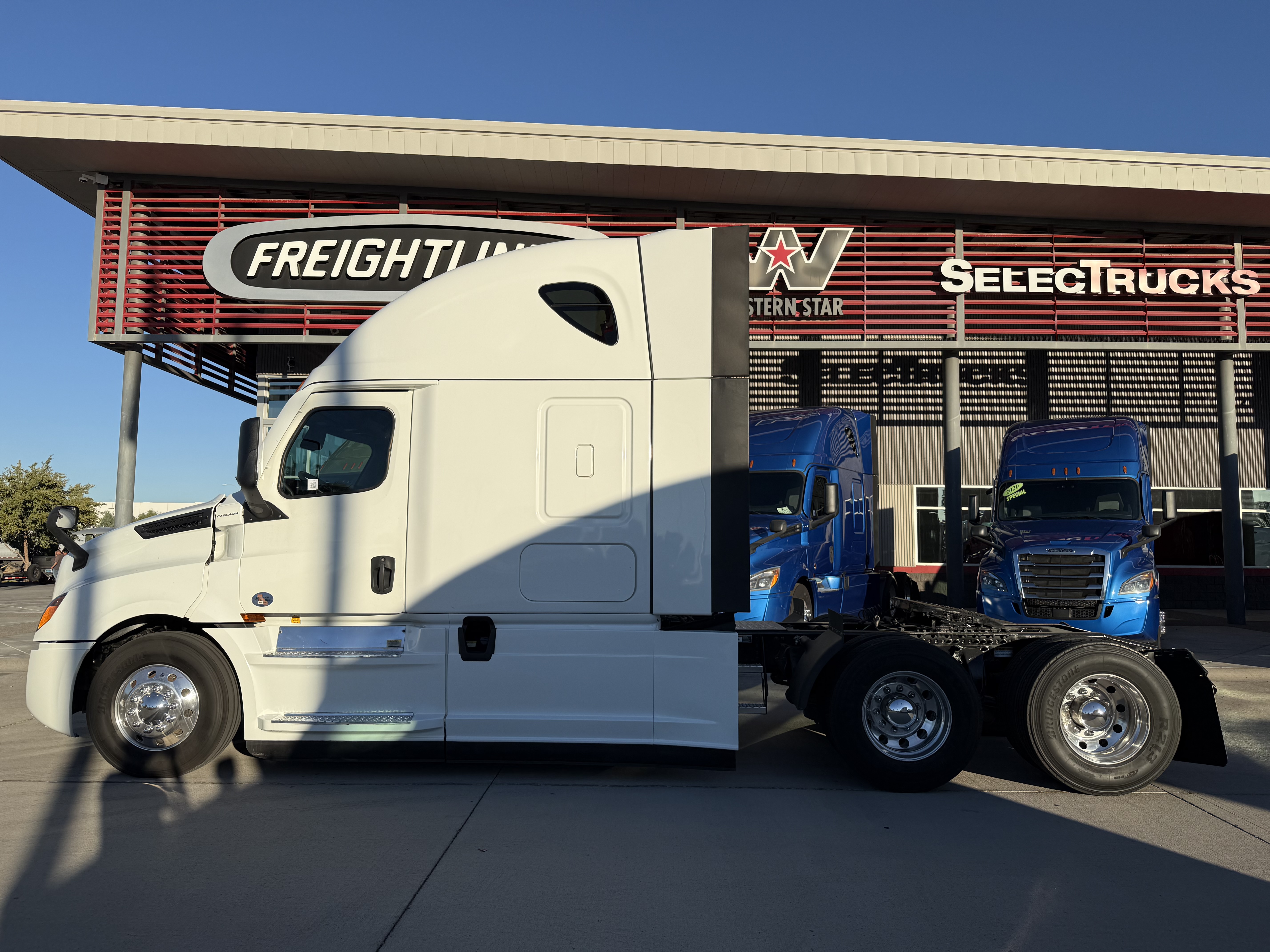 2020 FREIGHTLINER CASCADIA 126SLP - image 3