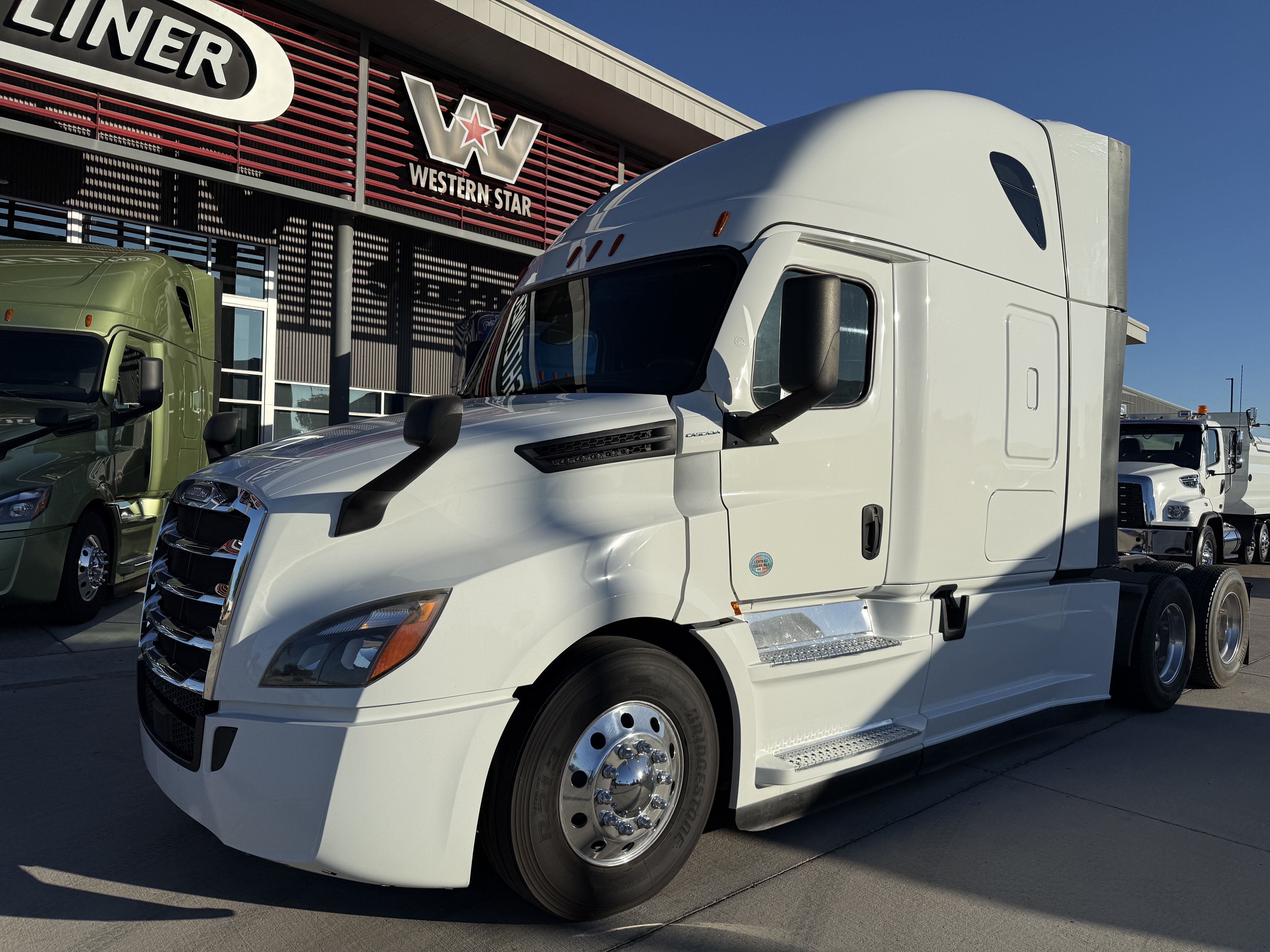 2021 FREIGHTLINER CASCADIA 126SLP - image 1