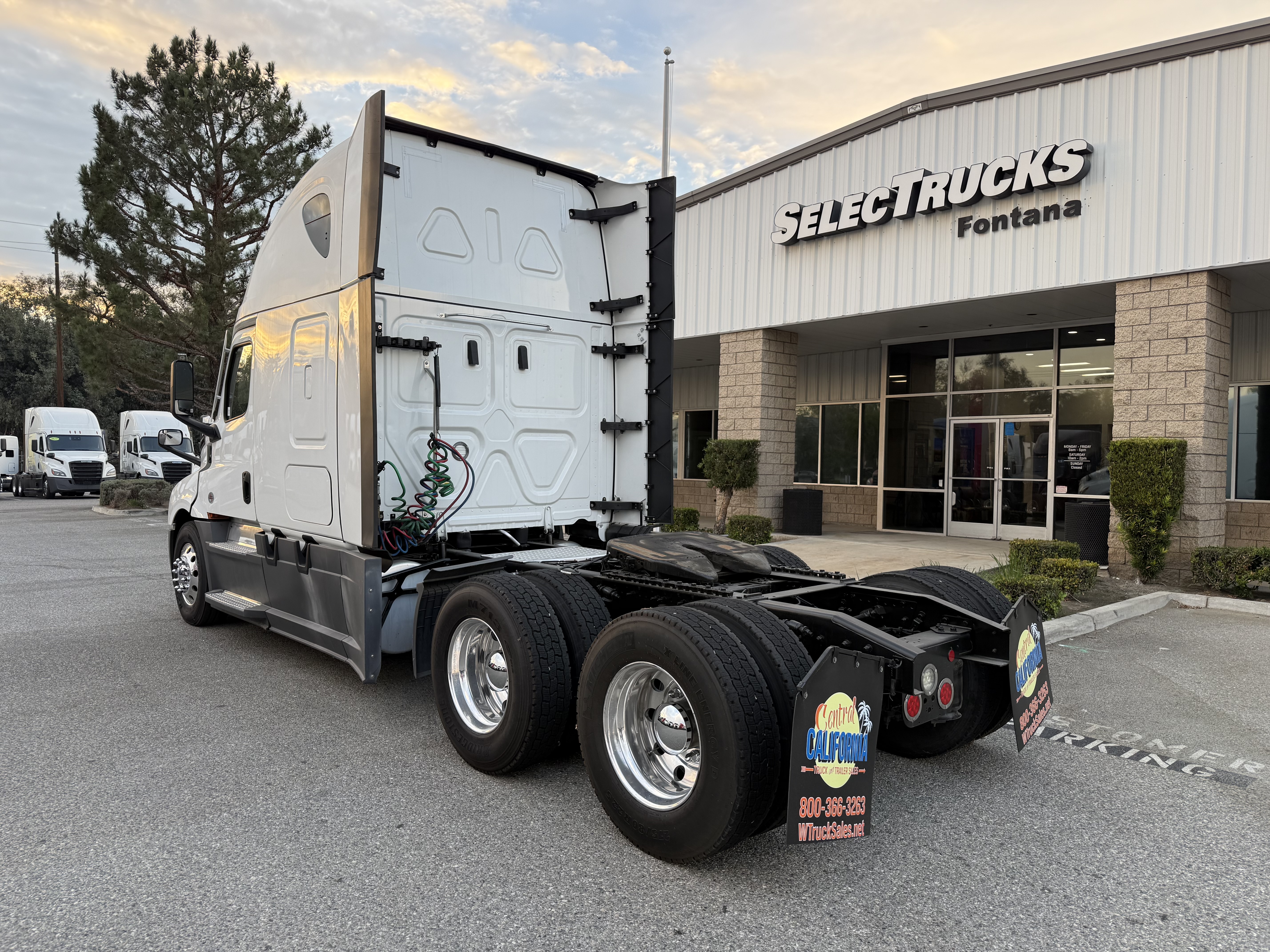 2023 FREIGHTLINER CASCADIA 126SLP - image 4