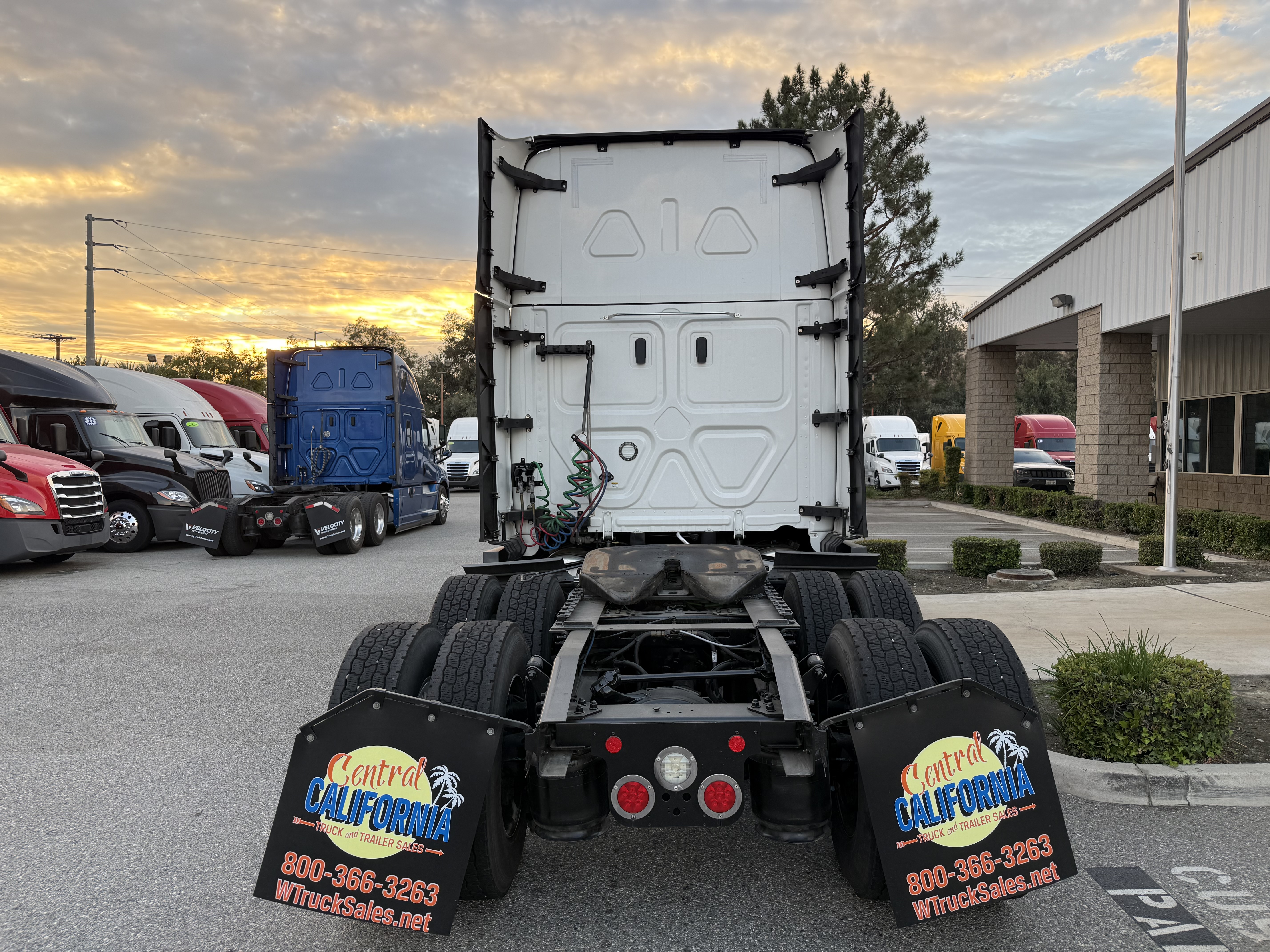 2023 FREIGHTLINER CASCADIA 126SLP - image 5