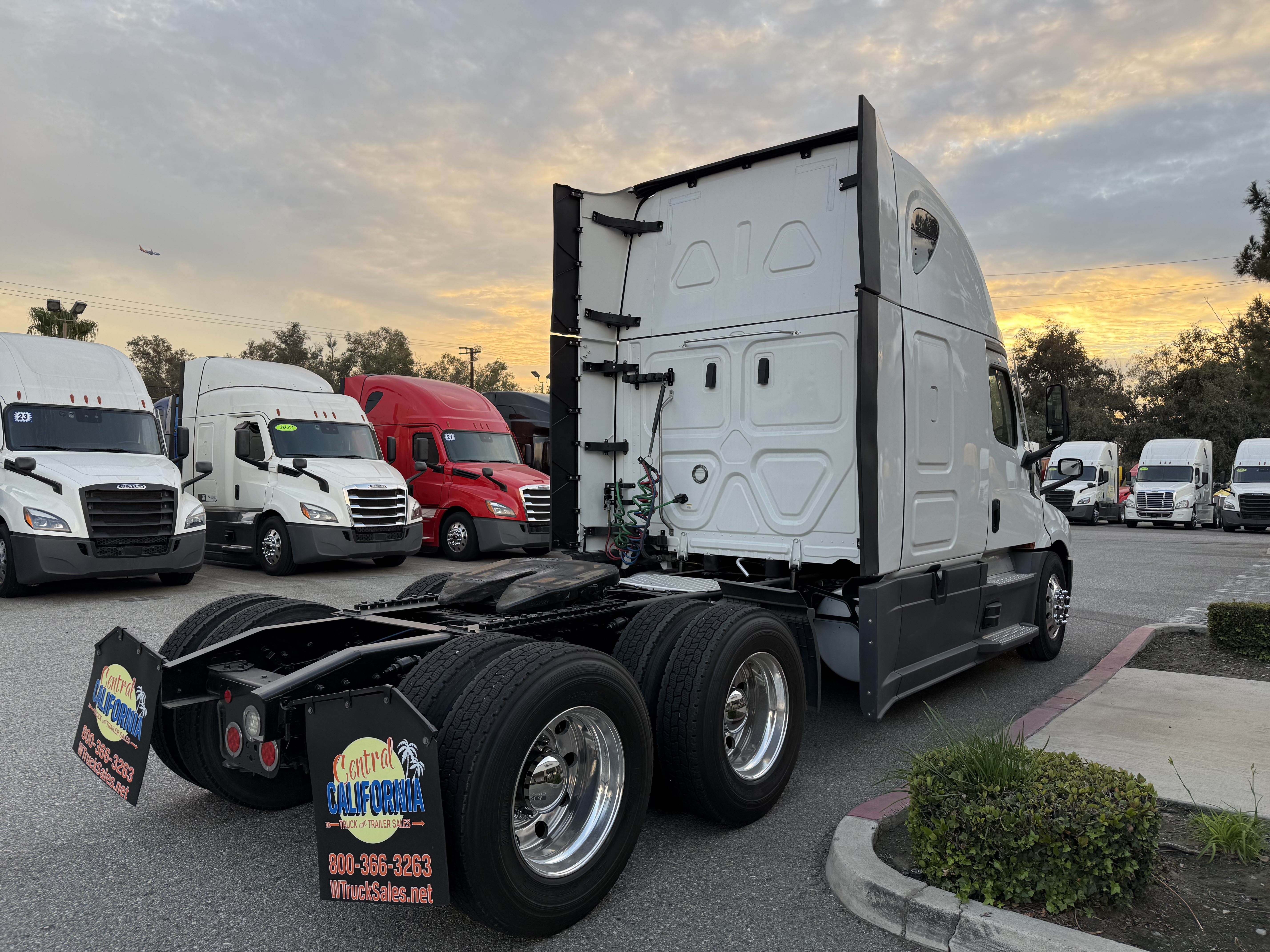 2023 FREIGHTLINER CASCADIA 126SLP - image 6