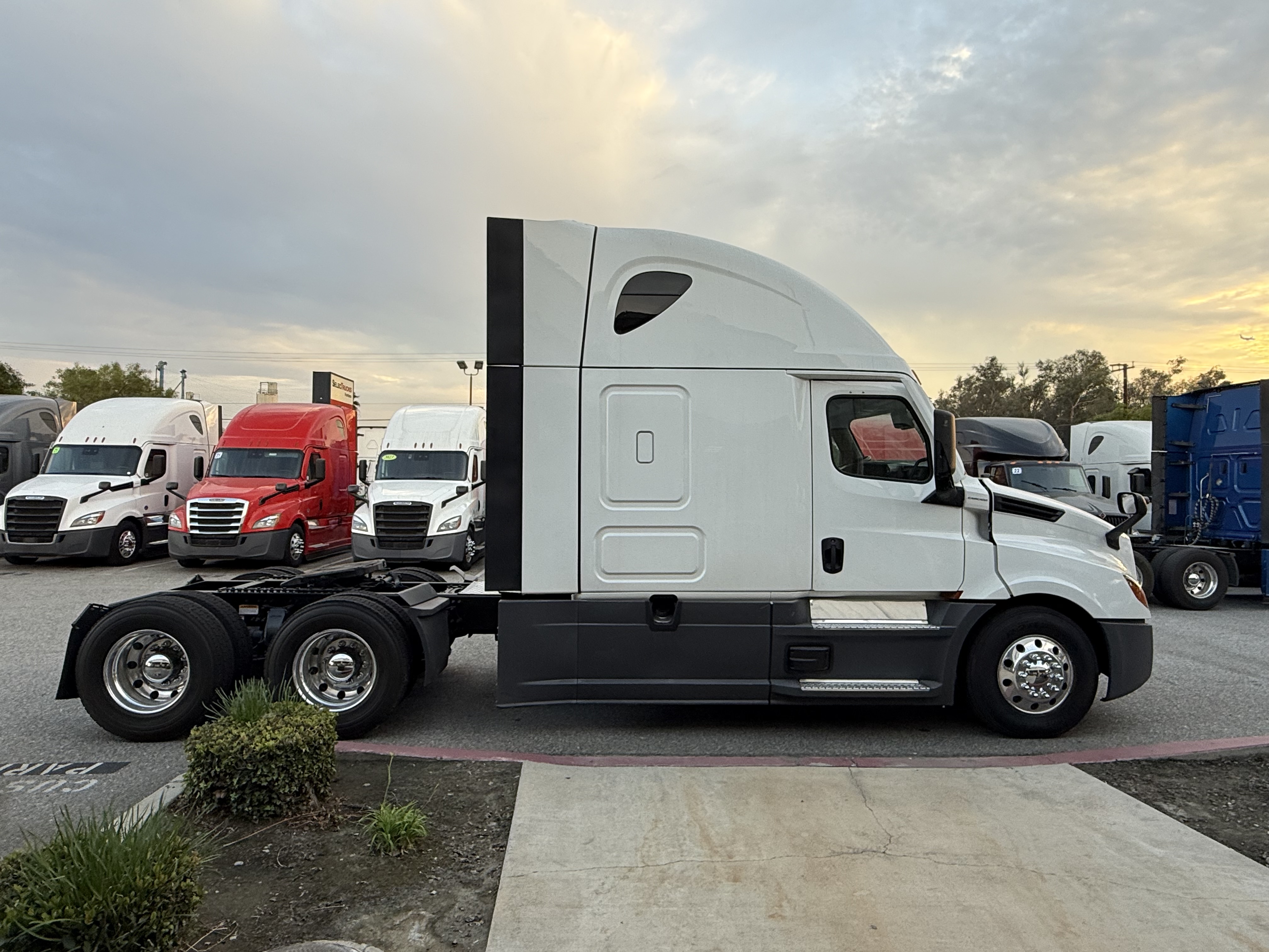 2023 FREIGHTLINER CASCADIA 126SLP - image 7