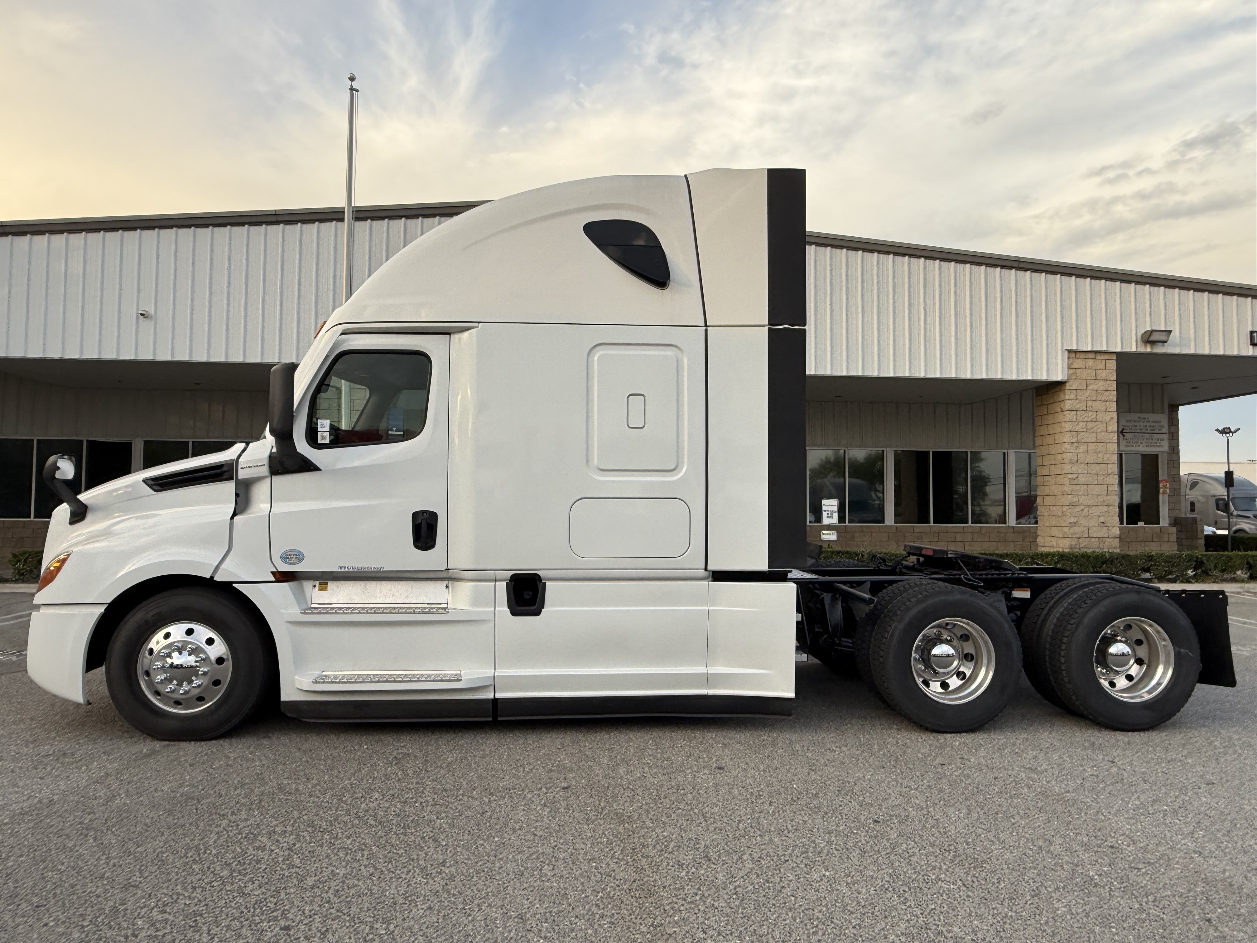 2021 FREIGHTLINER CASCADIA 126SLP - image 3