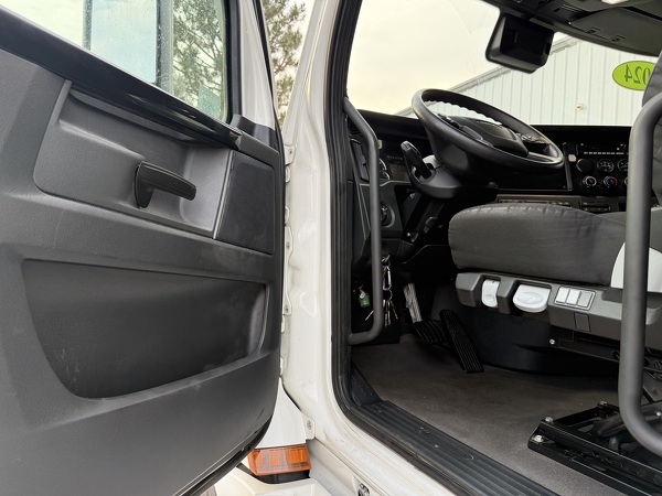 FREIGHTLINER CASCADIA 126SLP 2024