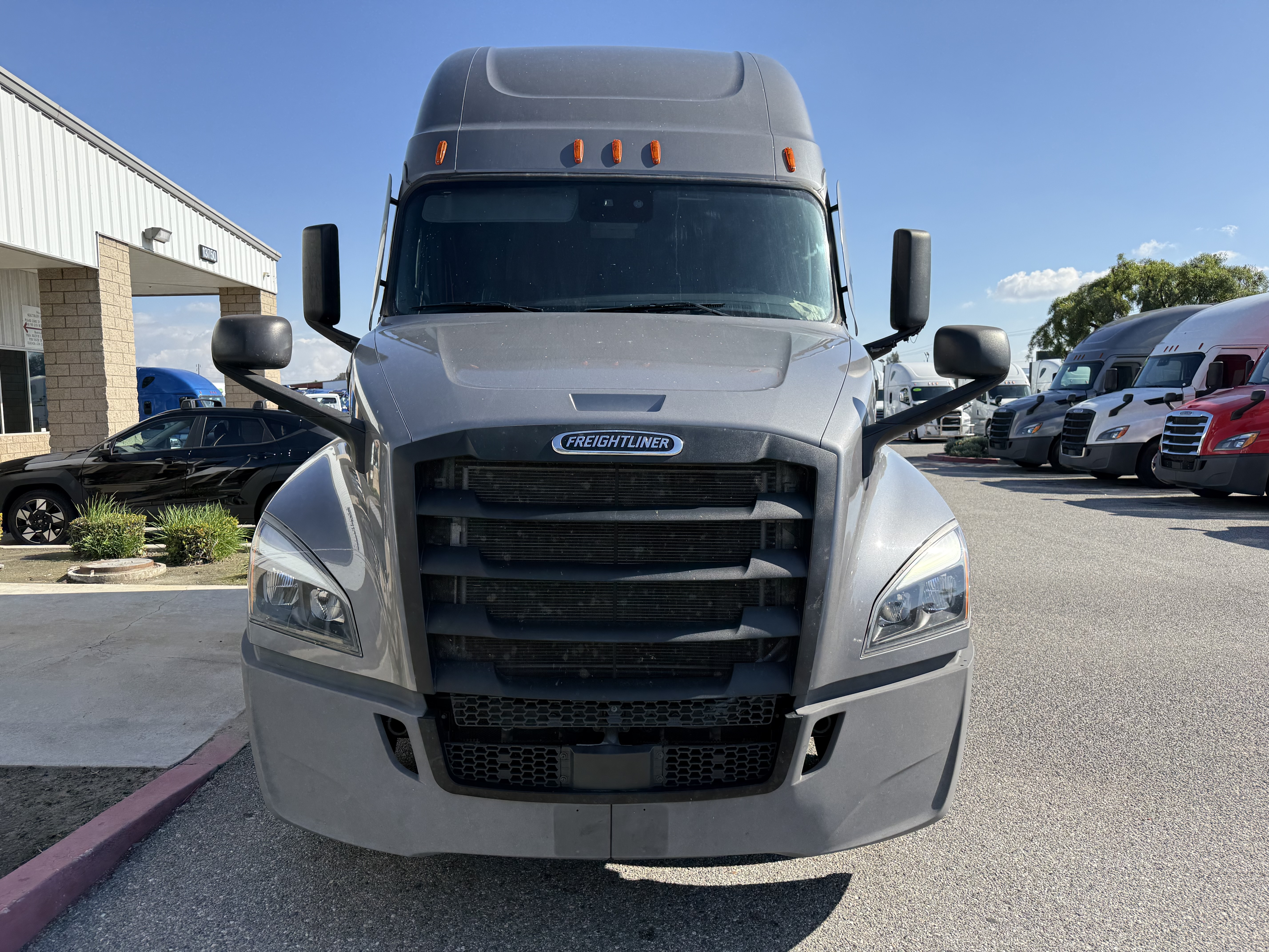 2021 FREIGHTLINER CASCADIA 126SLP - image 2