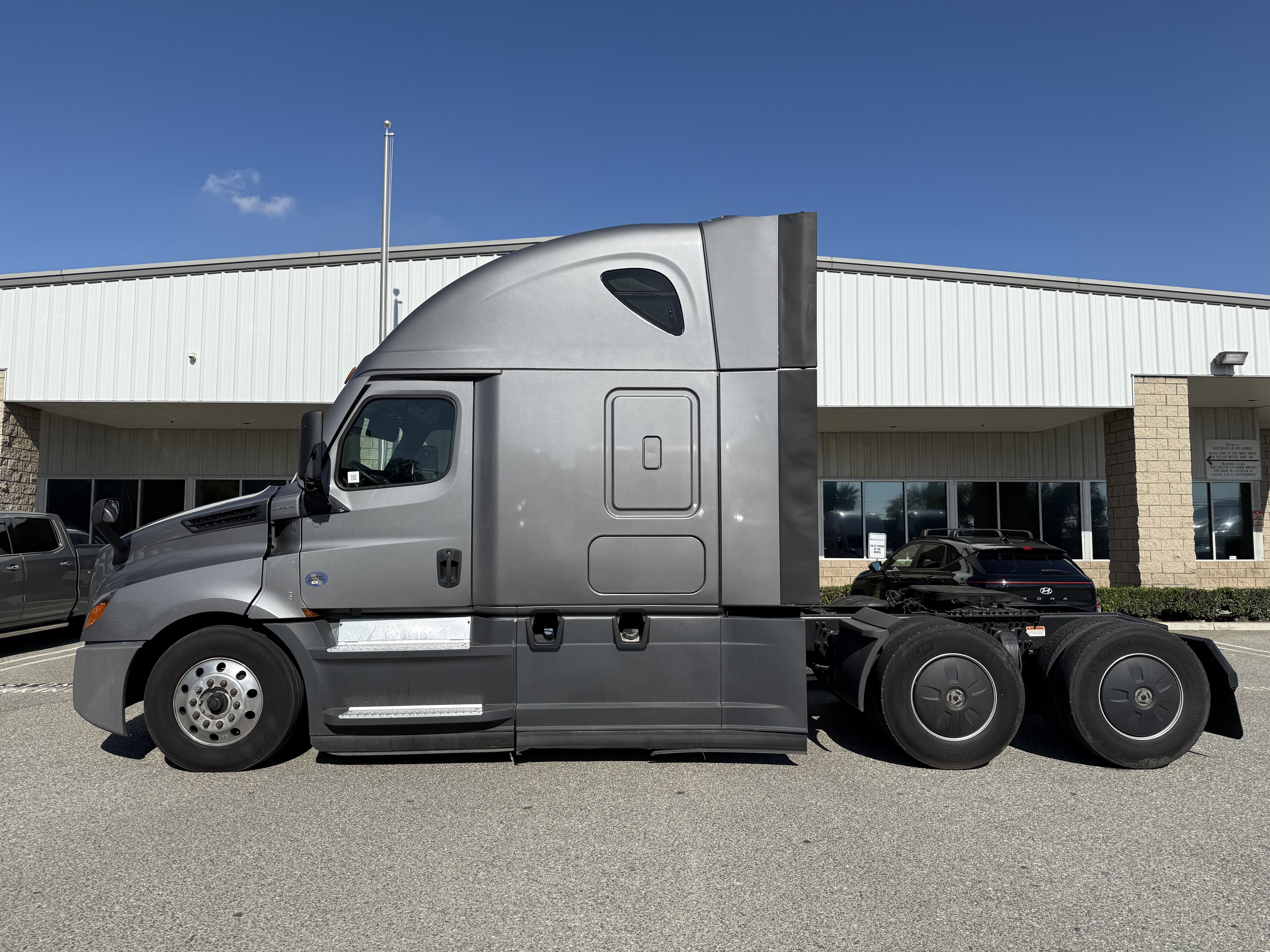 2021 FREIGHTLINER CASCADIA 126SLP - image 3