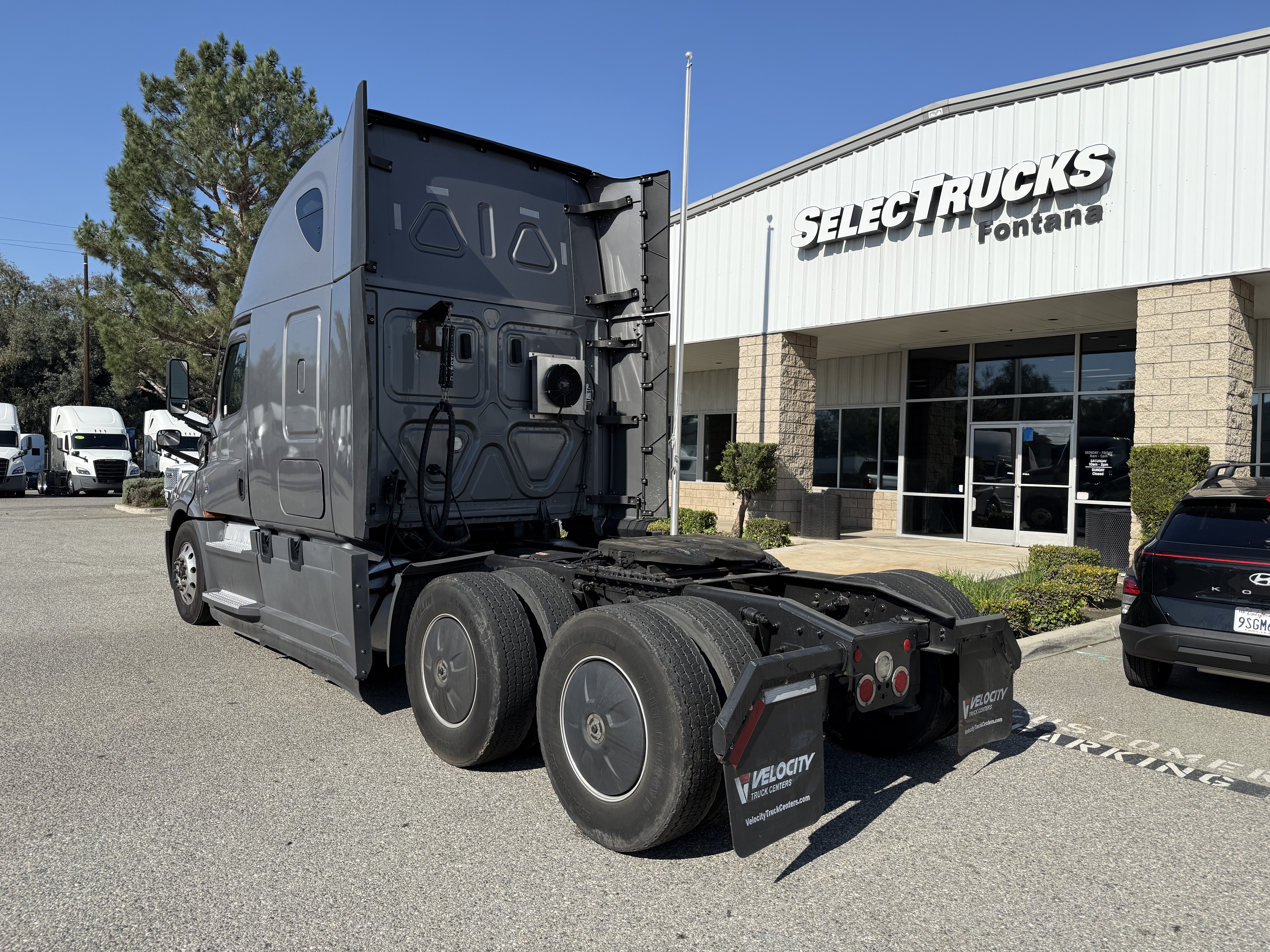 2021 FREIGHTLINER CASCADIA 126SLP - image 4