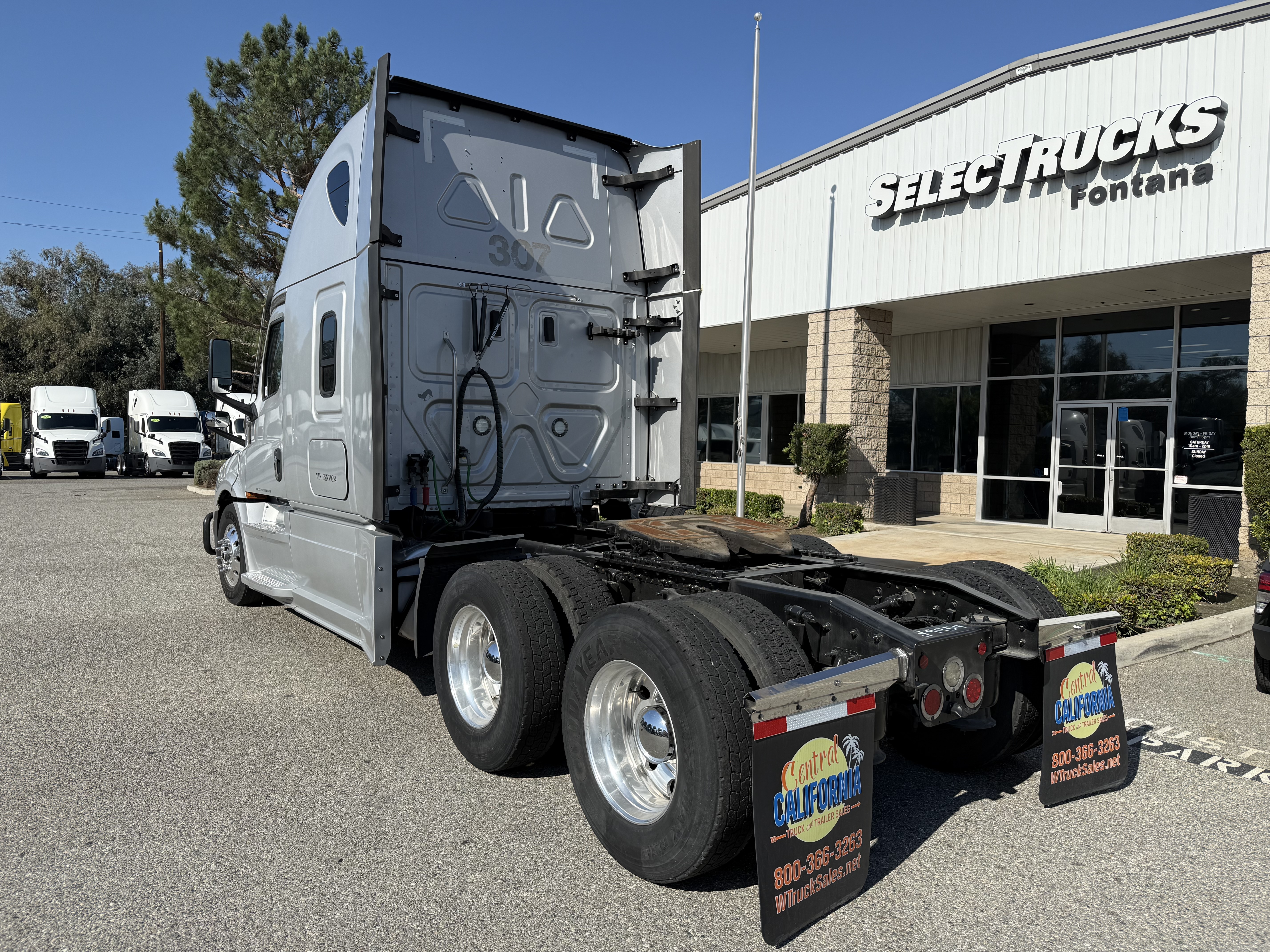 2023 FREIGHTLINER CASCADIA 126SLP - image 4