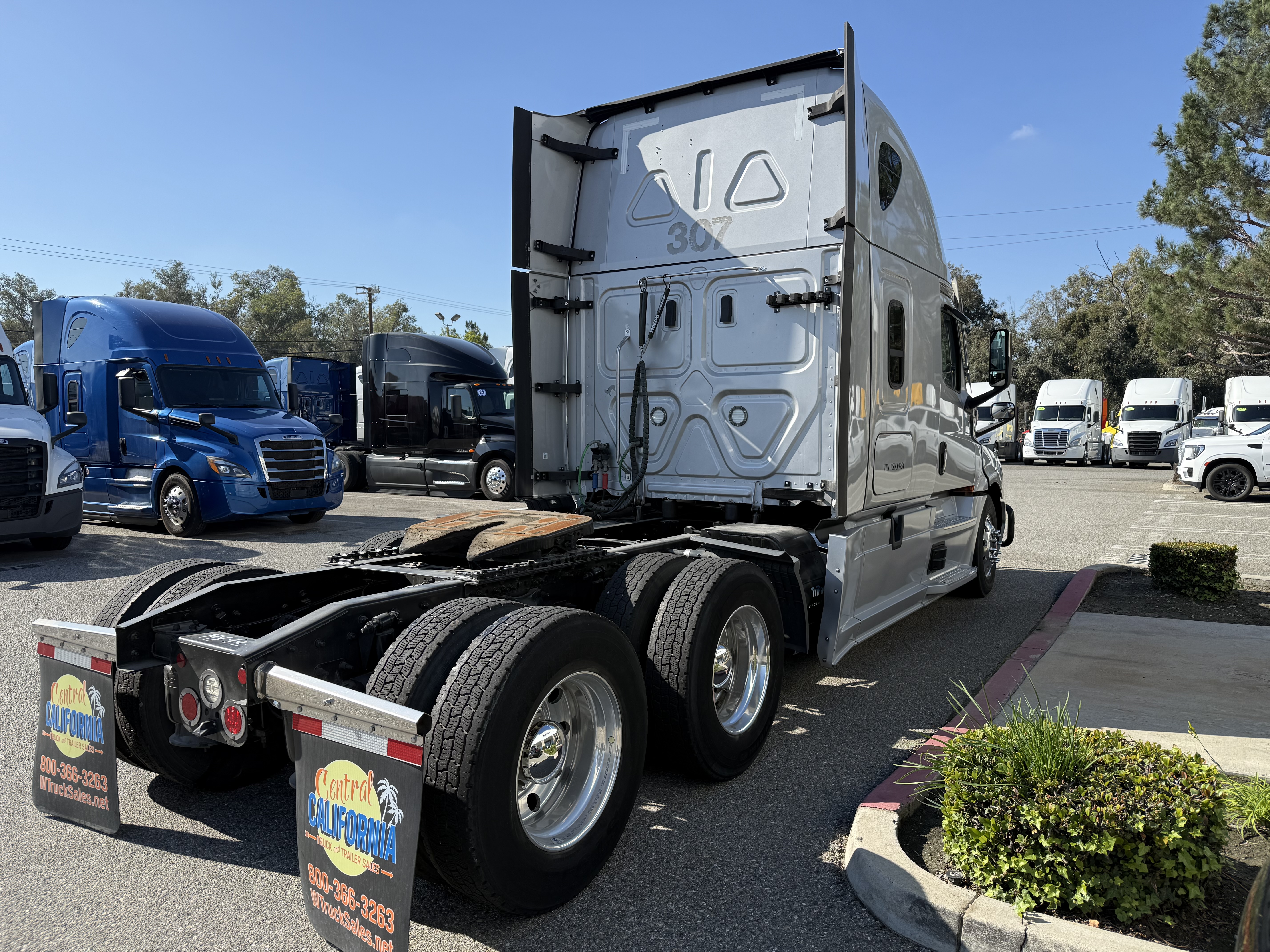 2023 FREIGHTLINER CASCADIA 126SLP - image 6