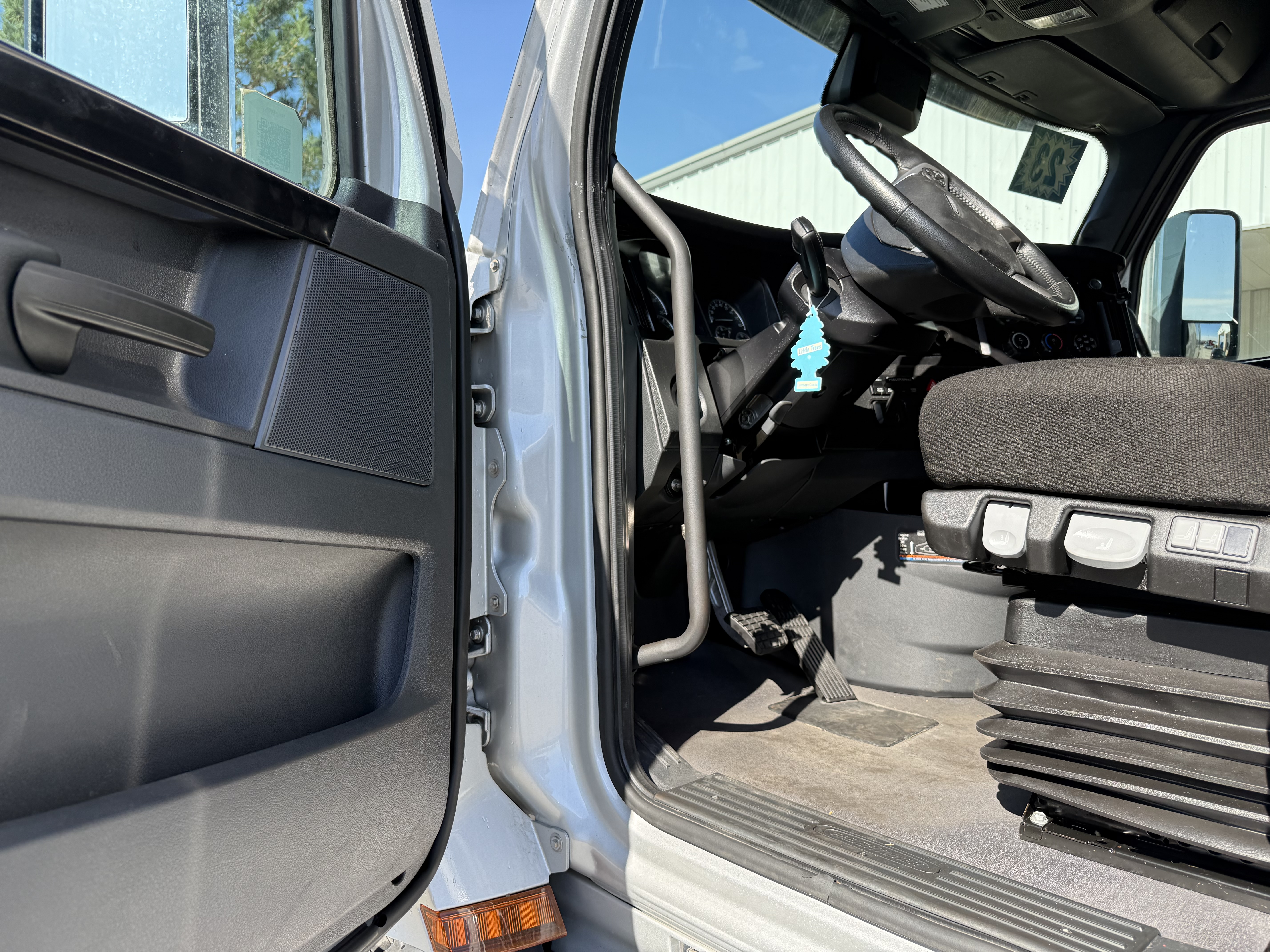 2023 FREIGHTLINER CASCADIA 126SLP - image 17