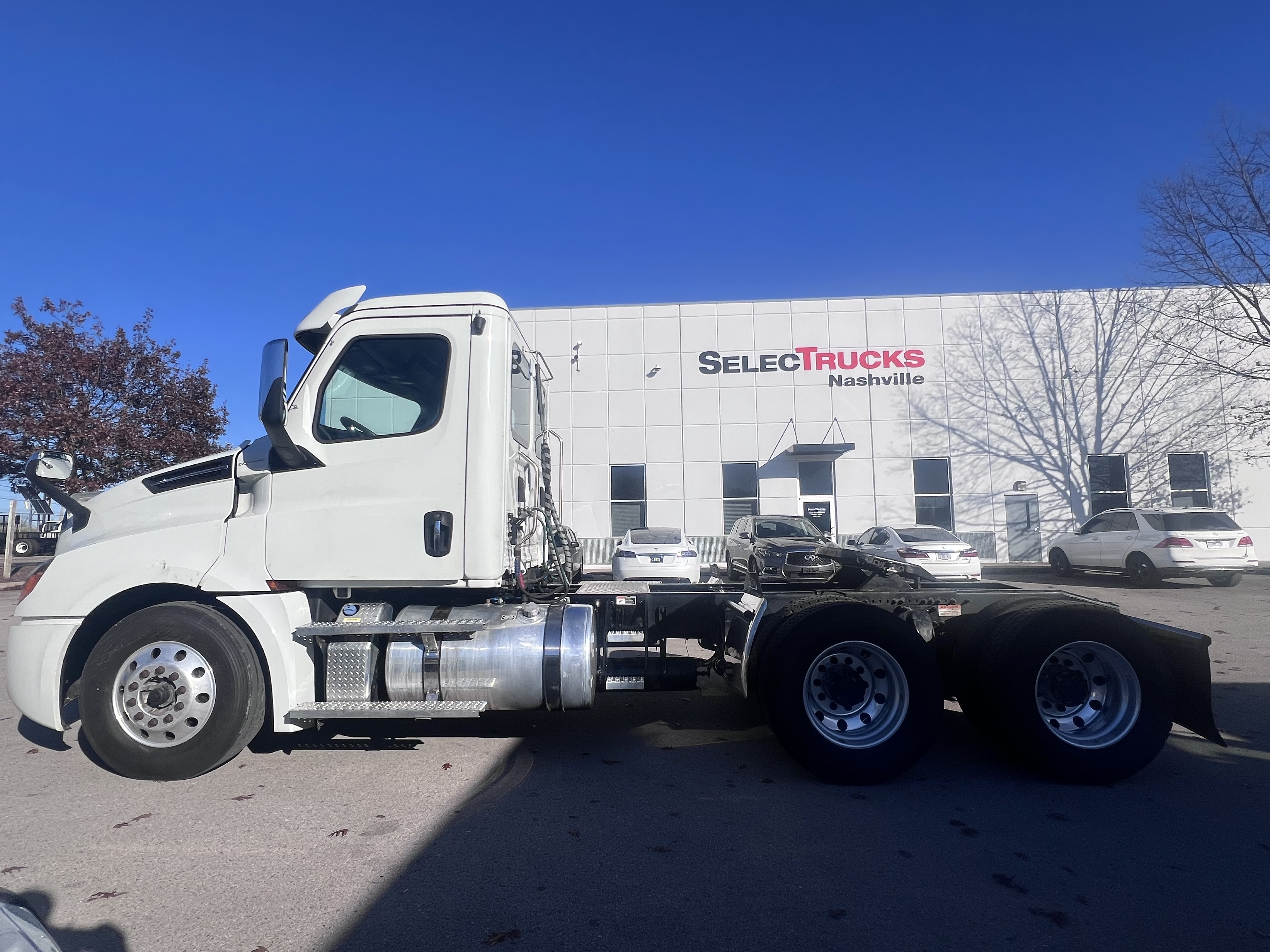 2023 FREIGHTLINER CASCADIA 126DC - image 2