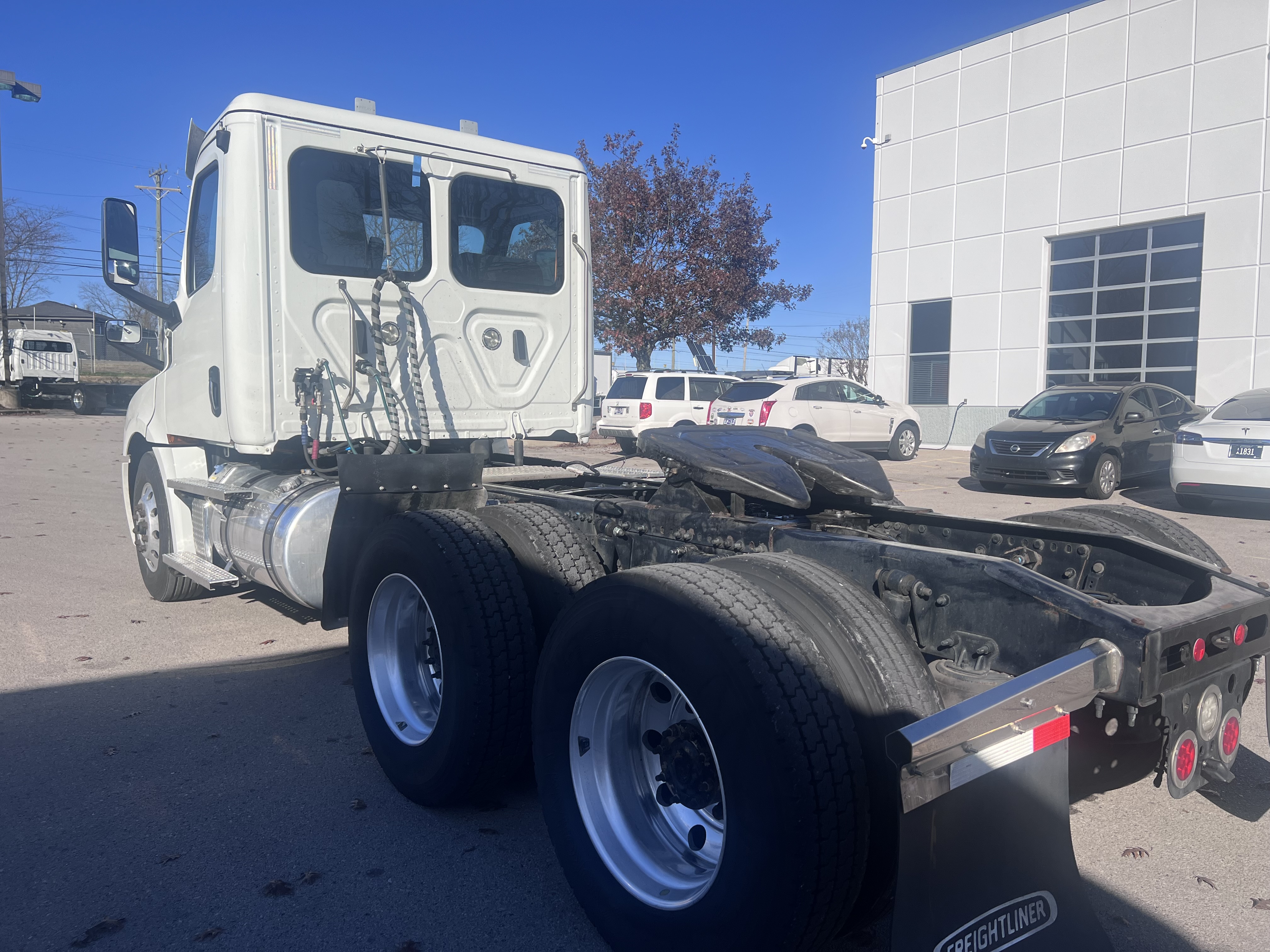 2023 FREIGHTLINER CASCADIA 126DC - image 3