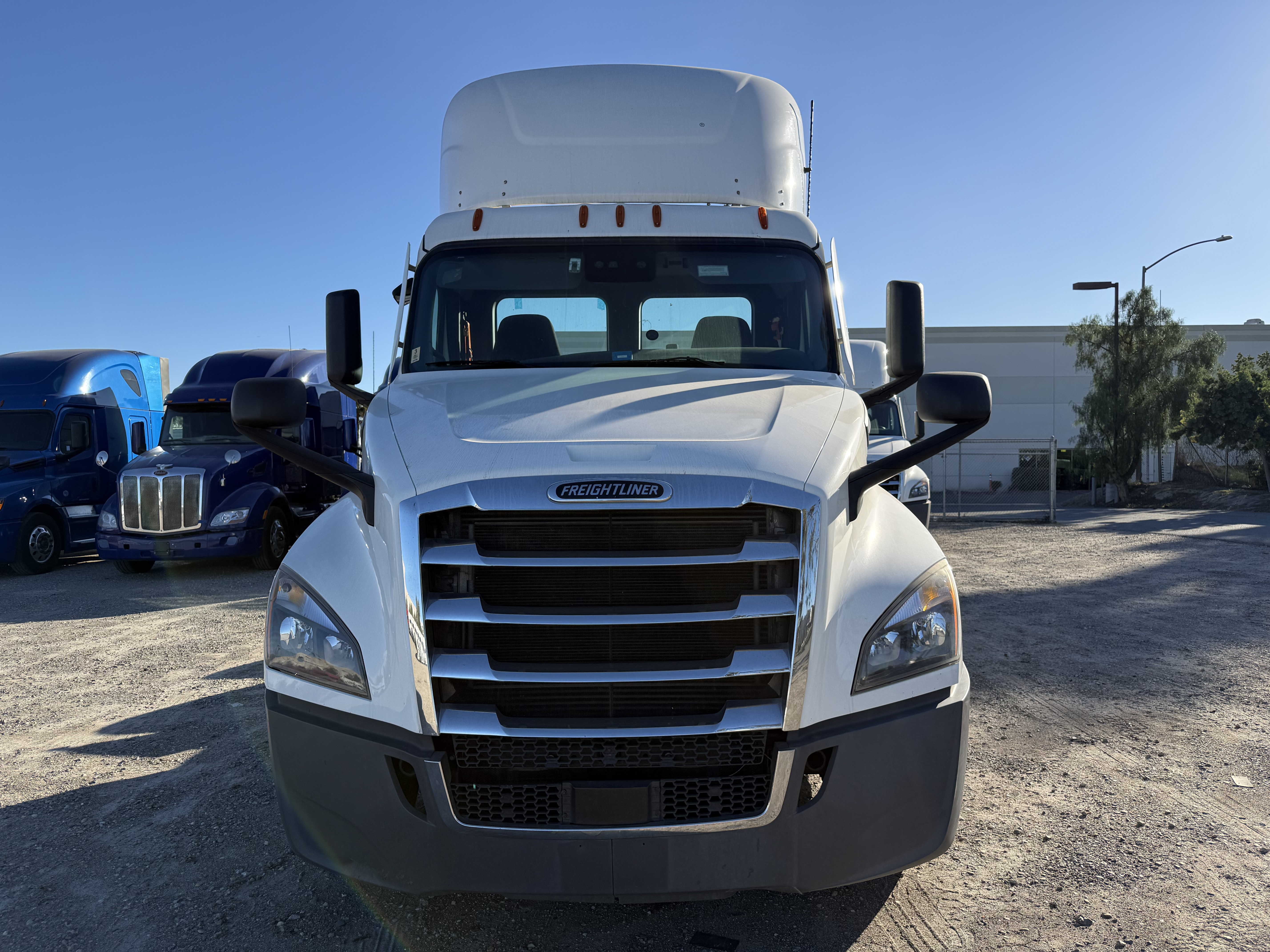 2021 FREIGHTLINER CASCADIA 126DC - image 2