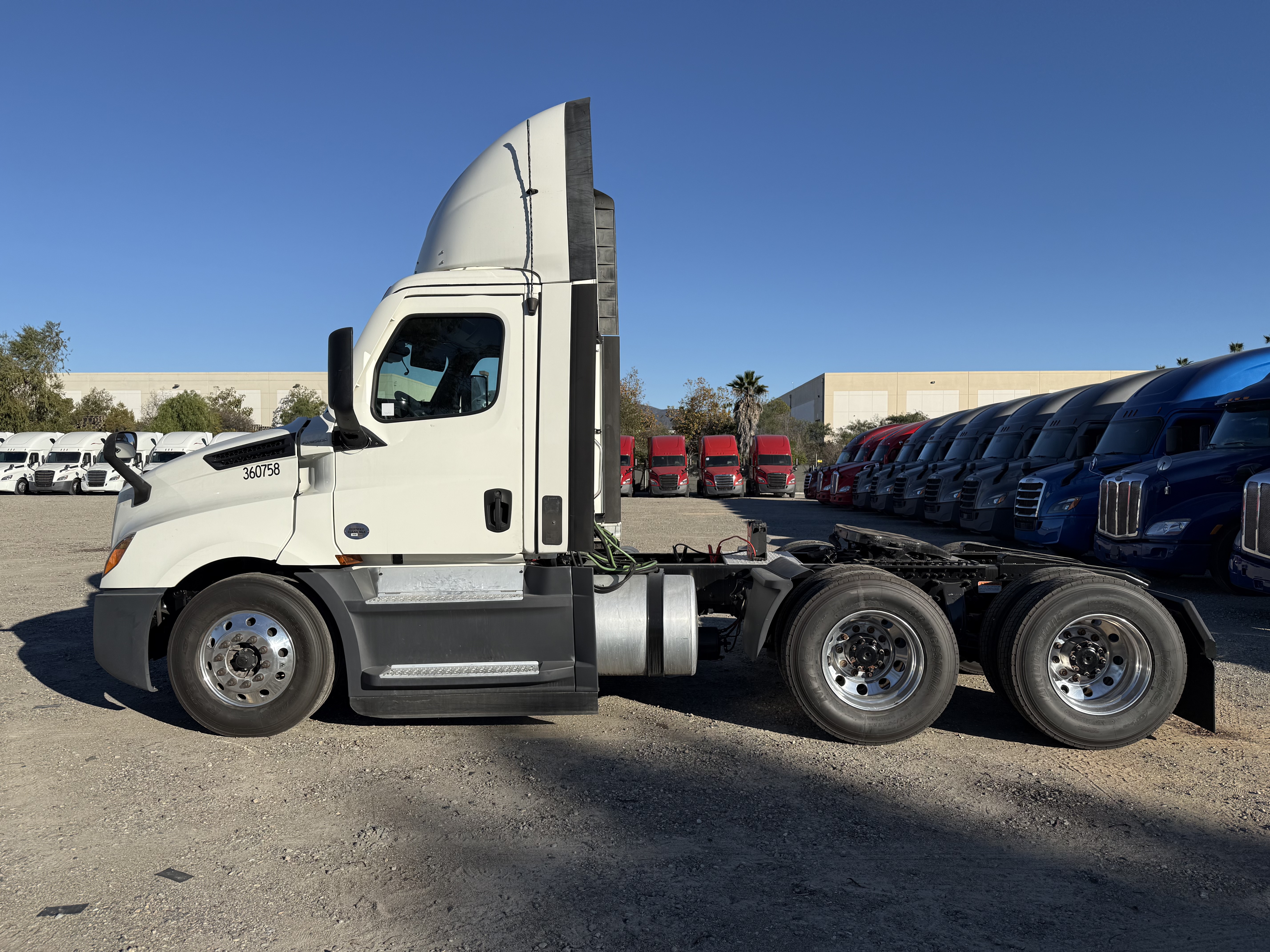 2021 FREIGHTLINER CASCADIA 126DC - image 3