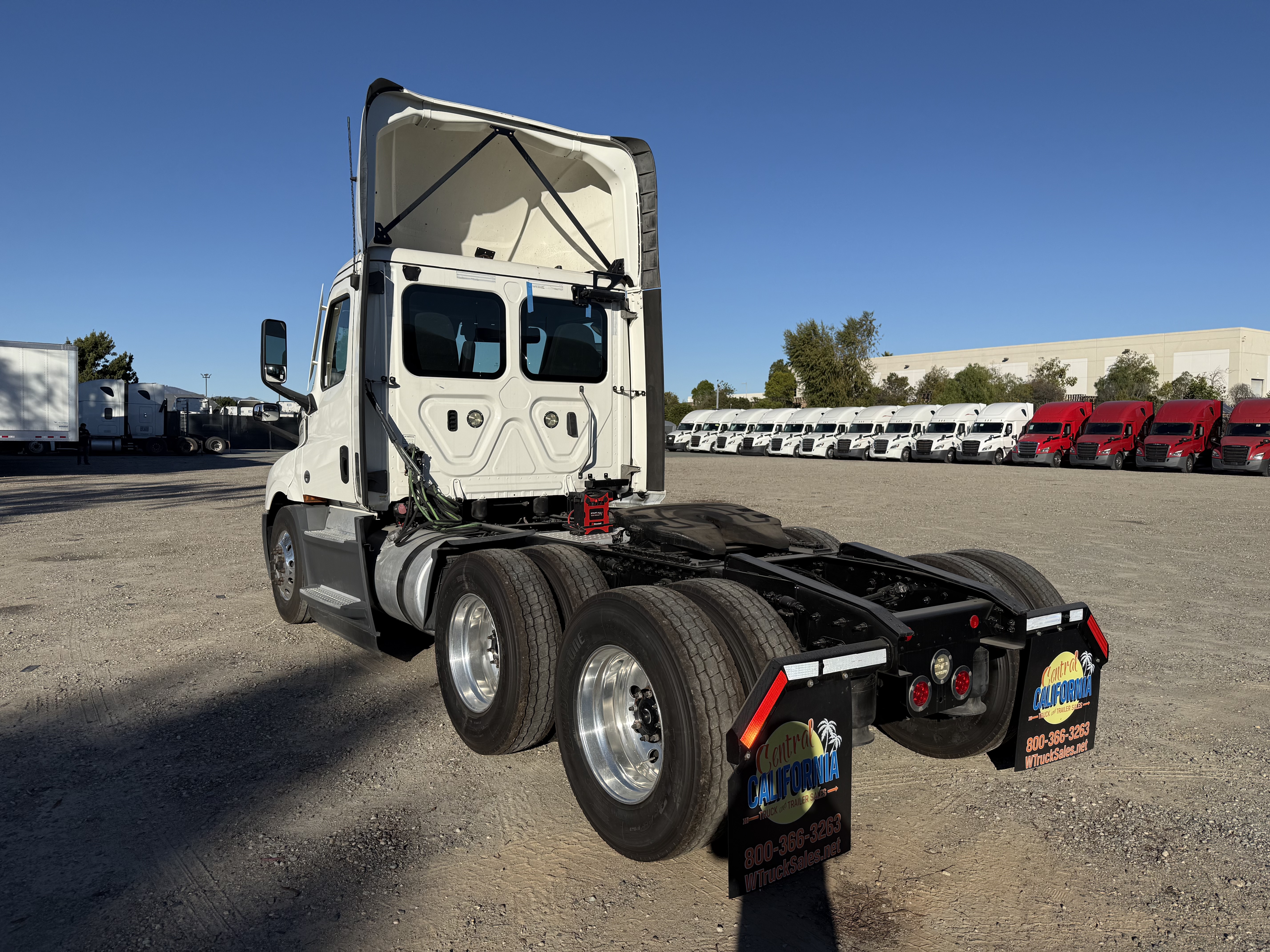 2021 FREIGHTLINER CASCADIA 126DC - image 4