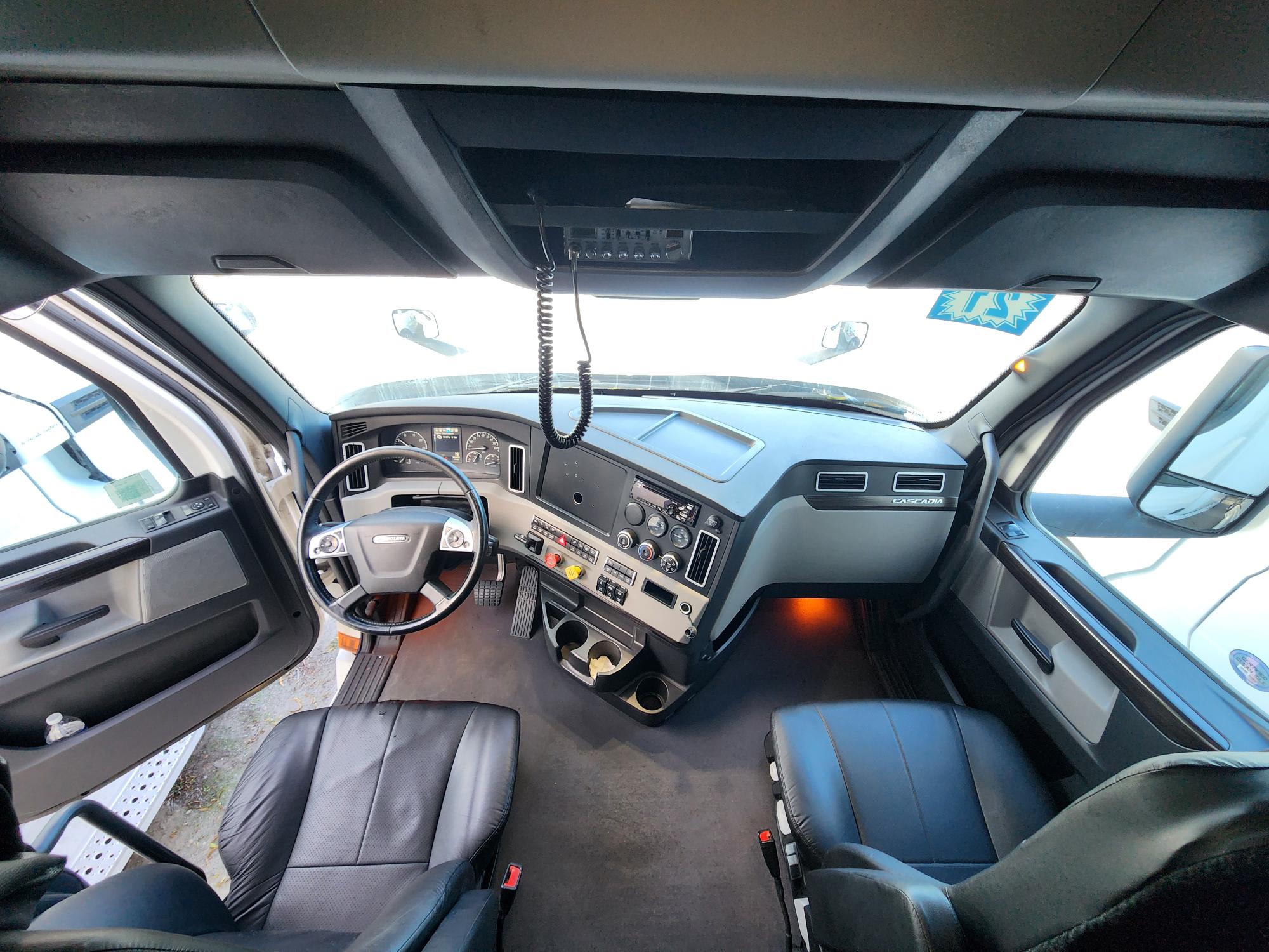 2021 FREIGHTLINER CASCADIA 126SLP - image 19