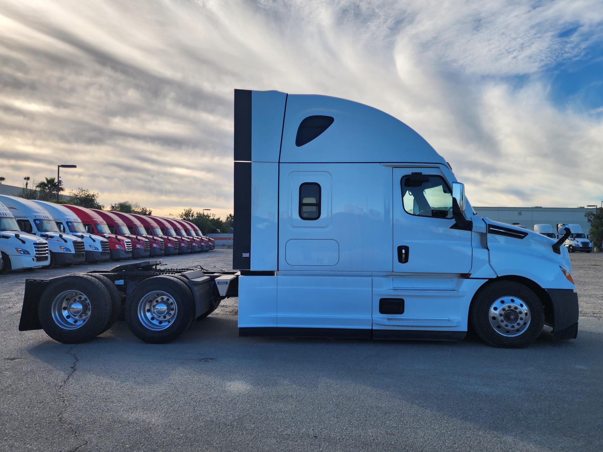 2021 FREIGHTLINER CASCADIA 126SLP - image 2