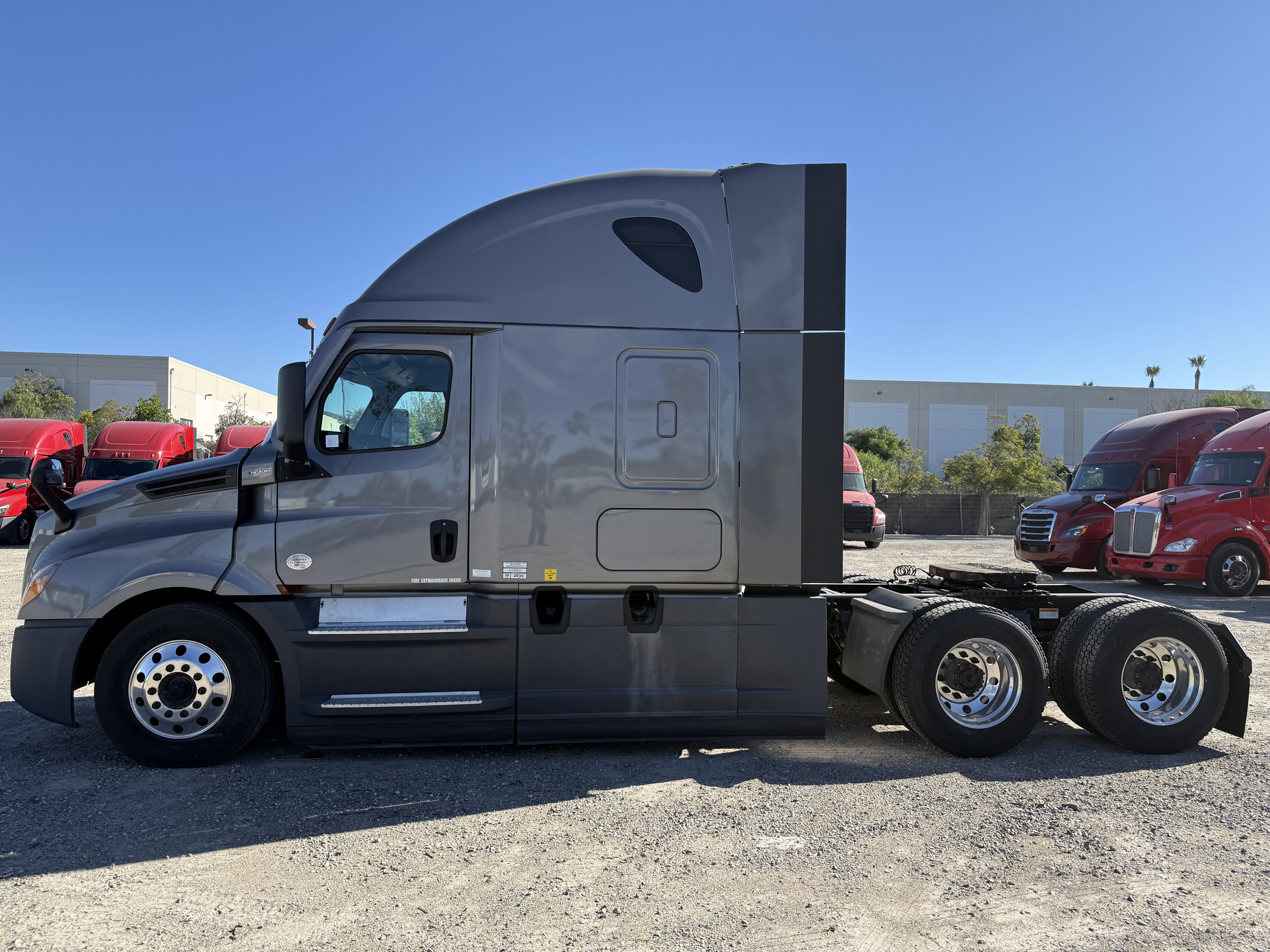 2021 FREIGHTLINER CASCADIA 126SLP - image 3