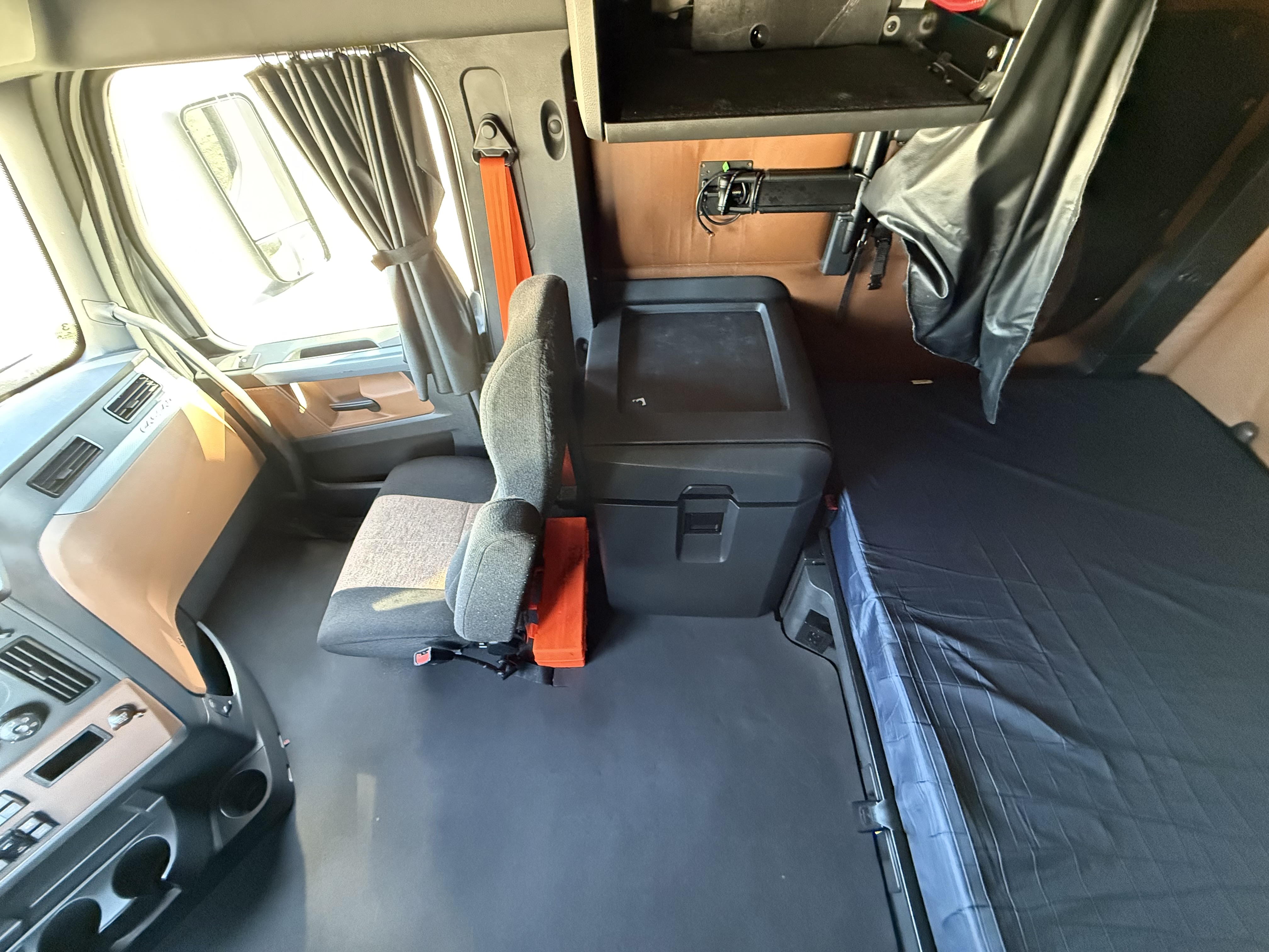 2021 FREIGHTLINER CASCADIA 126SLP - image 17