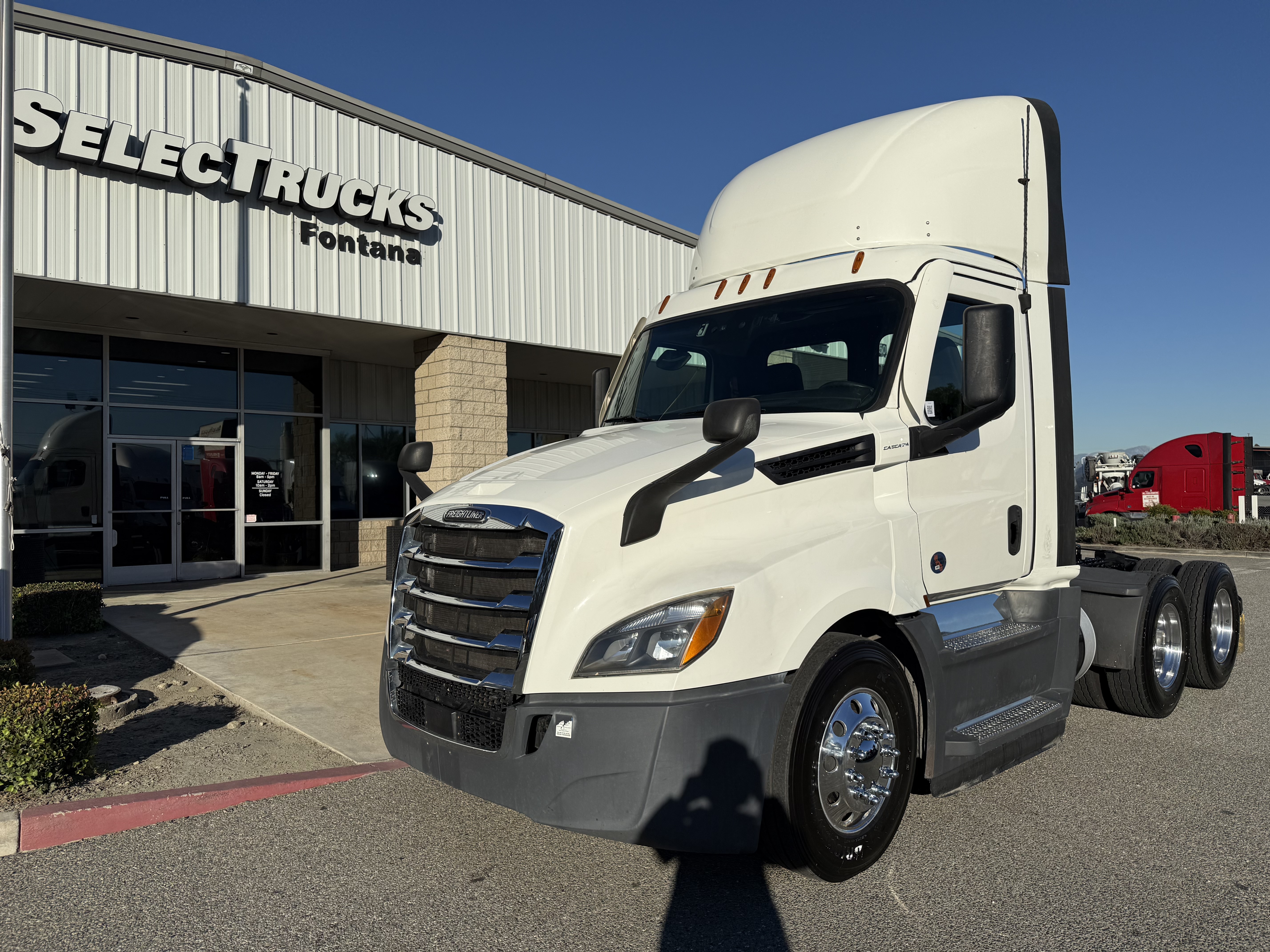 2021 FREIGHTLINER CASCADIA 126DC - image 1
