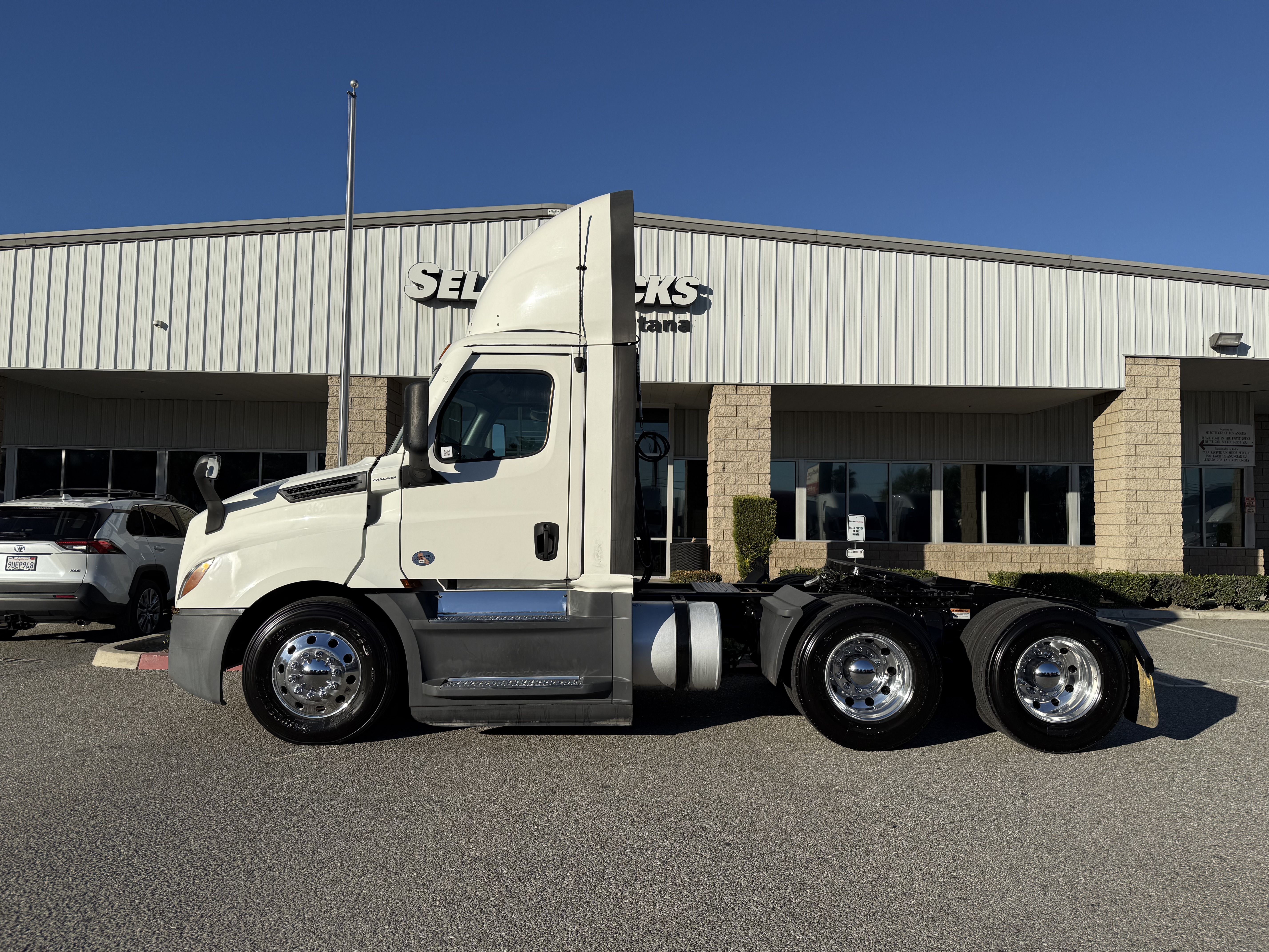 2021 FREIGHTLINER CASCADIA 126DC - image 3