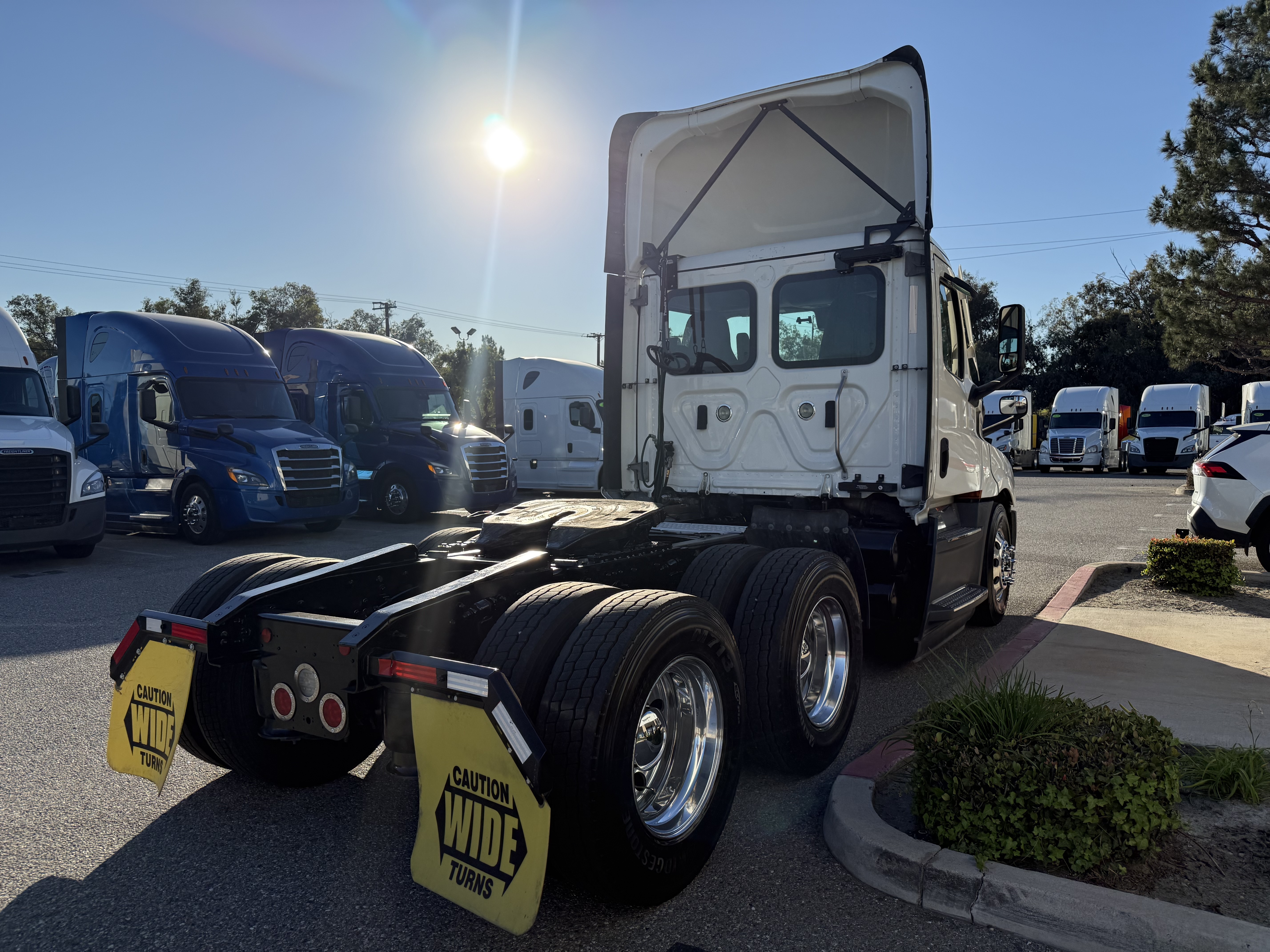2021 FREIGHTLINER CASCADIA 126DC - image 6