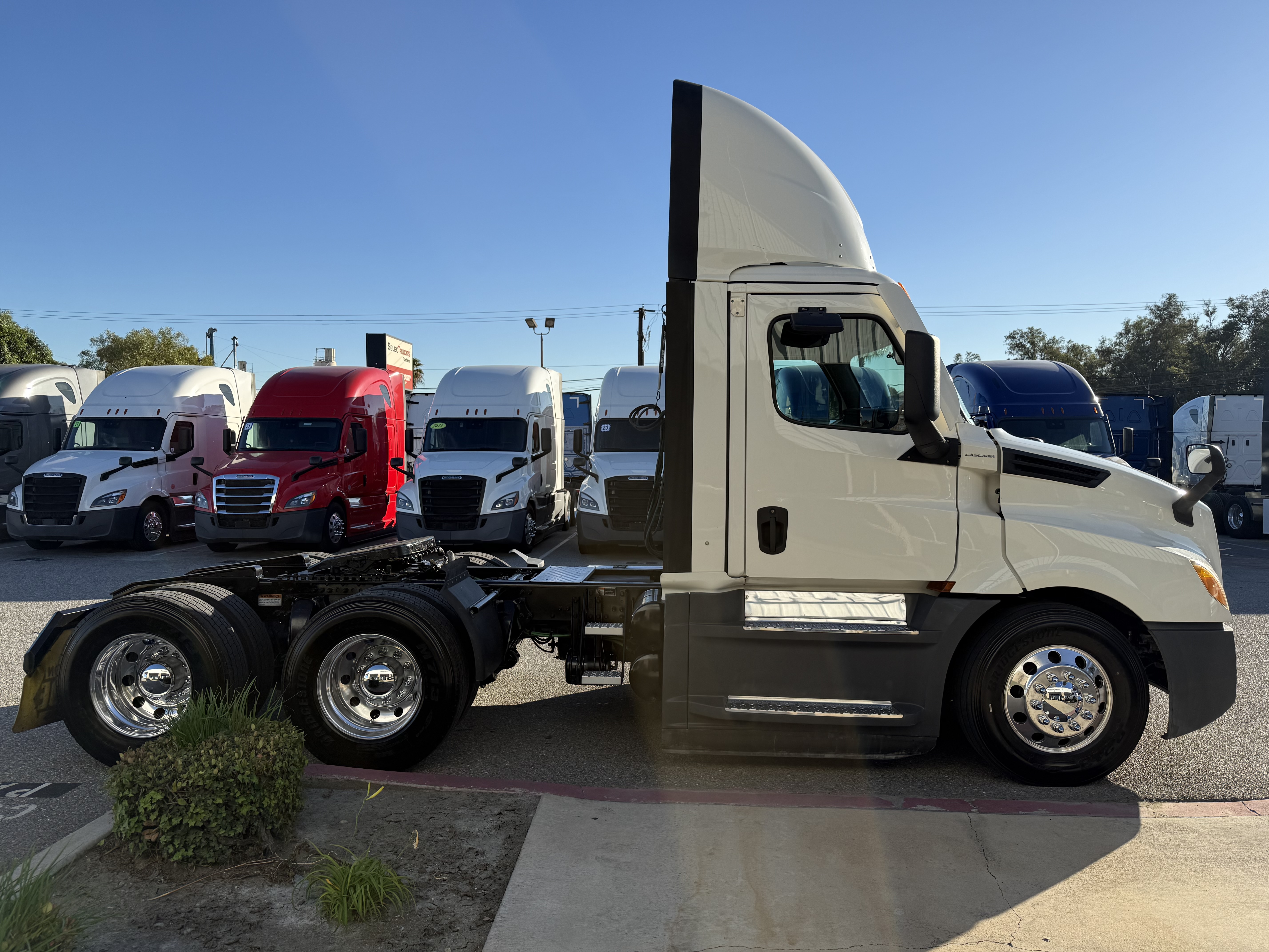2021 FREIGHTLINER CASCADIA 126DC - image 7
