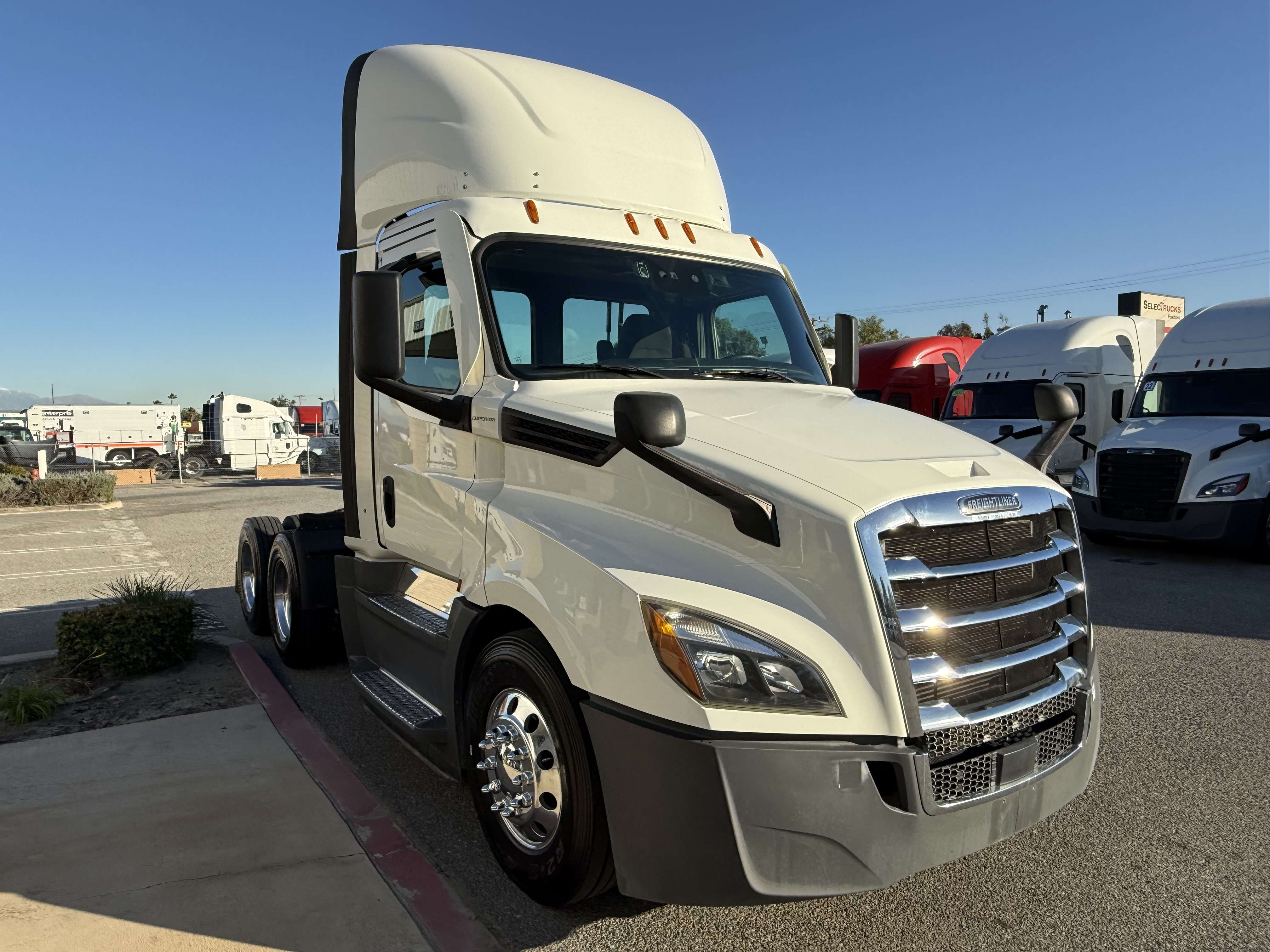 2021 FREIGHTLINER CASCADIA 126DC - image 8