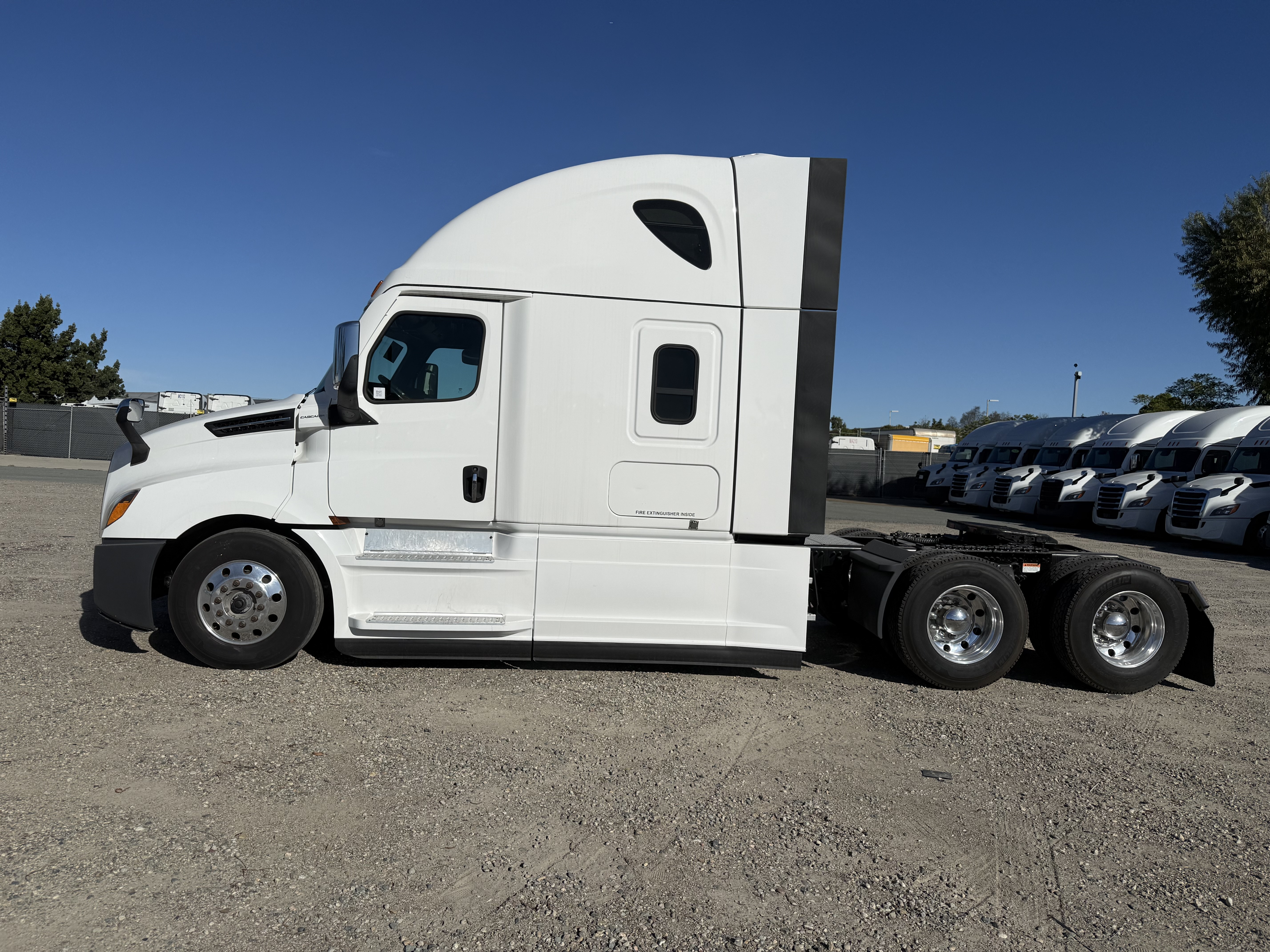 2023 FREIGHTLINER CASCADIA 126SLP - image 3