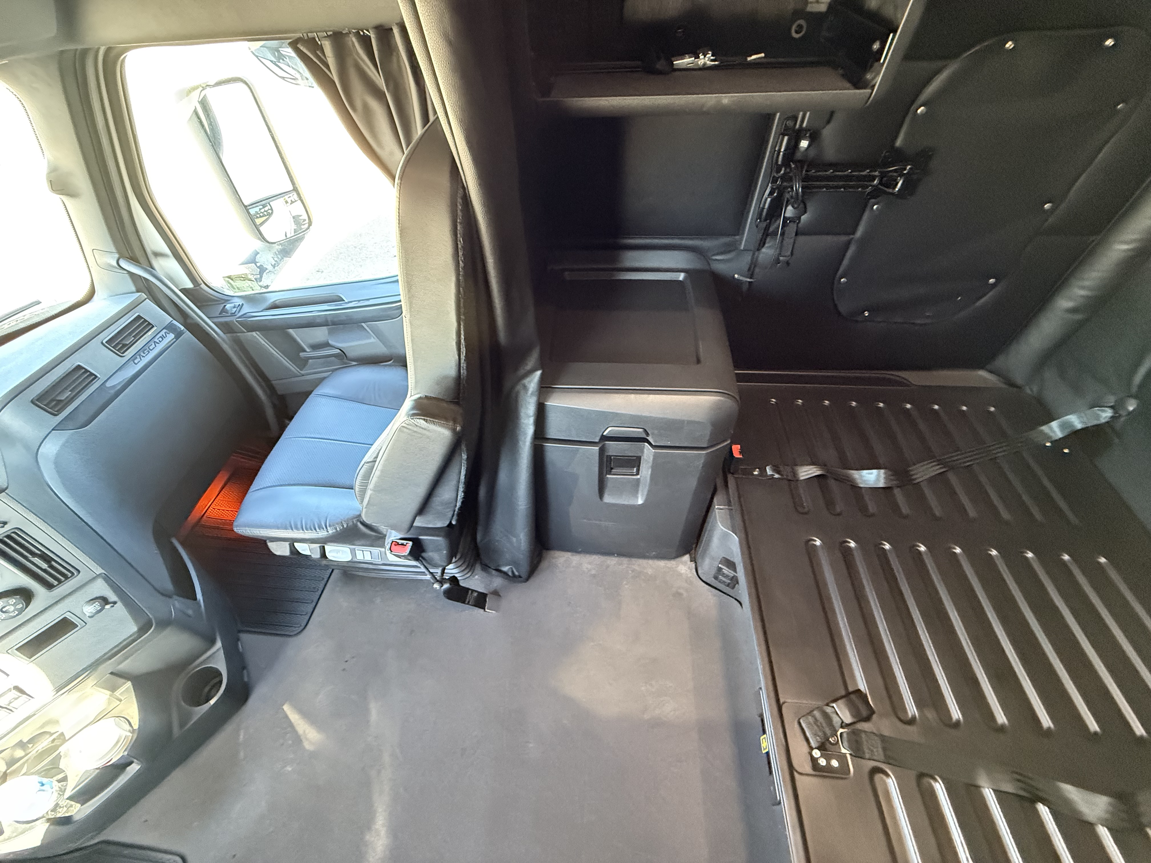 2023 FREIGHTLINER CASCADIA 126SLP - image 17