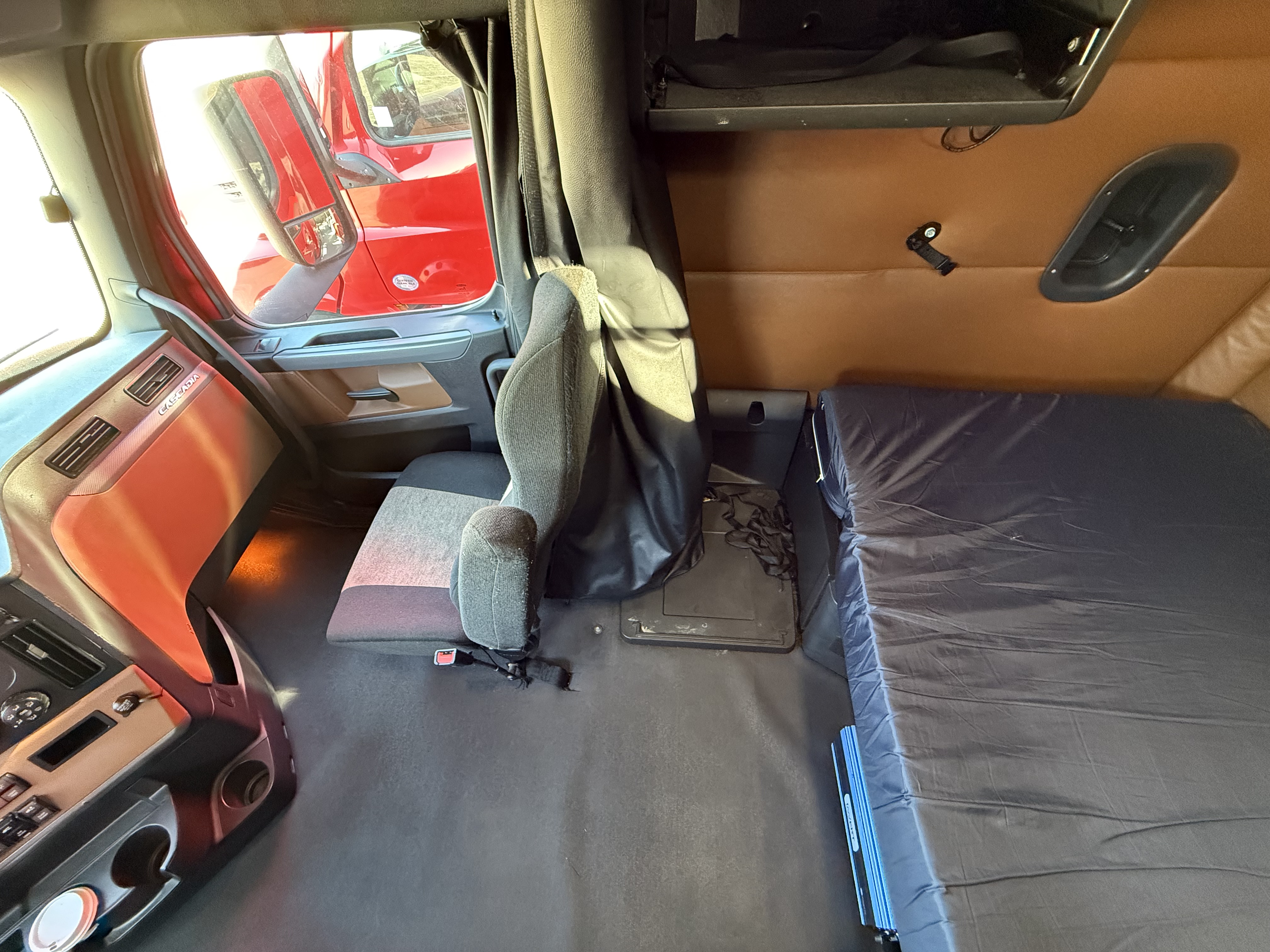 2021 FREIGHTLINER CASCADIA 126SLP - image 17