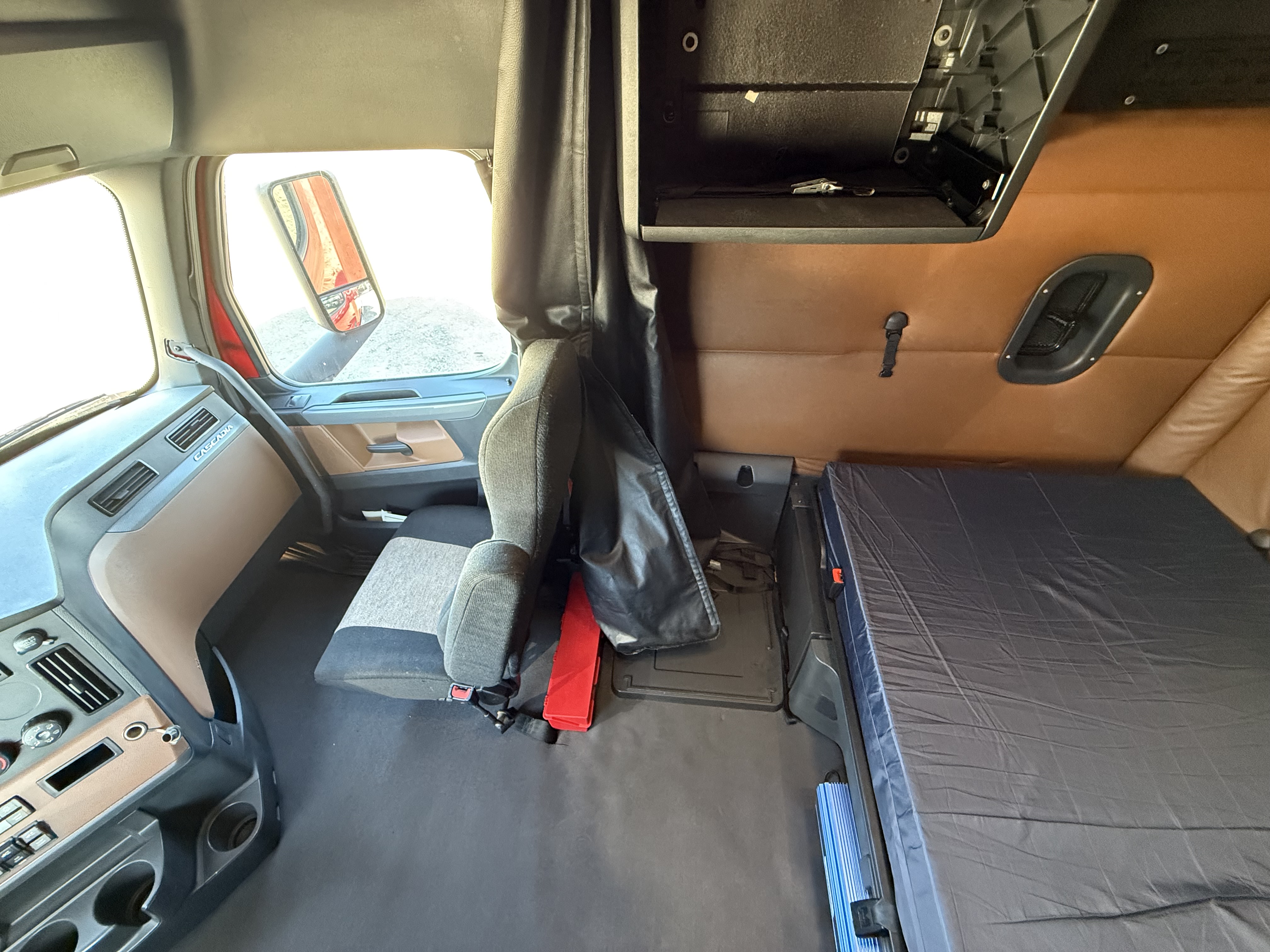 2021 FREIGHTLINER CASCADIA 126SLP - image 17