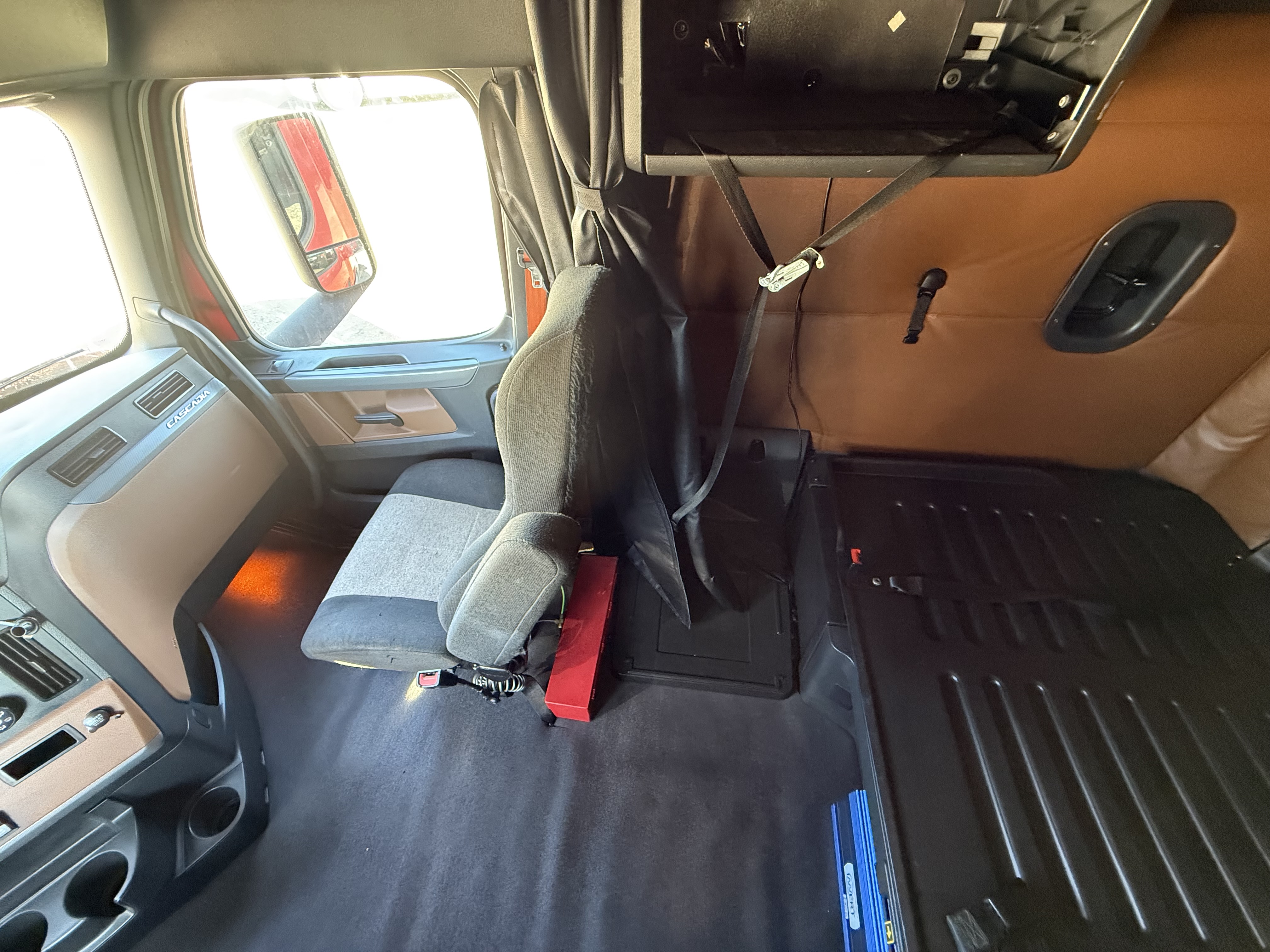 2021 FREIGHTLINER CASCADIA 126SLP - image 17