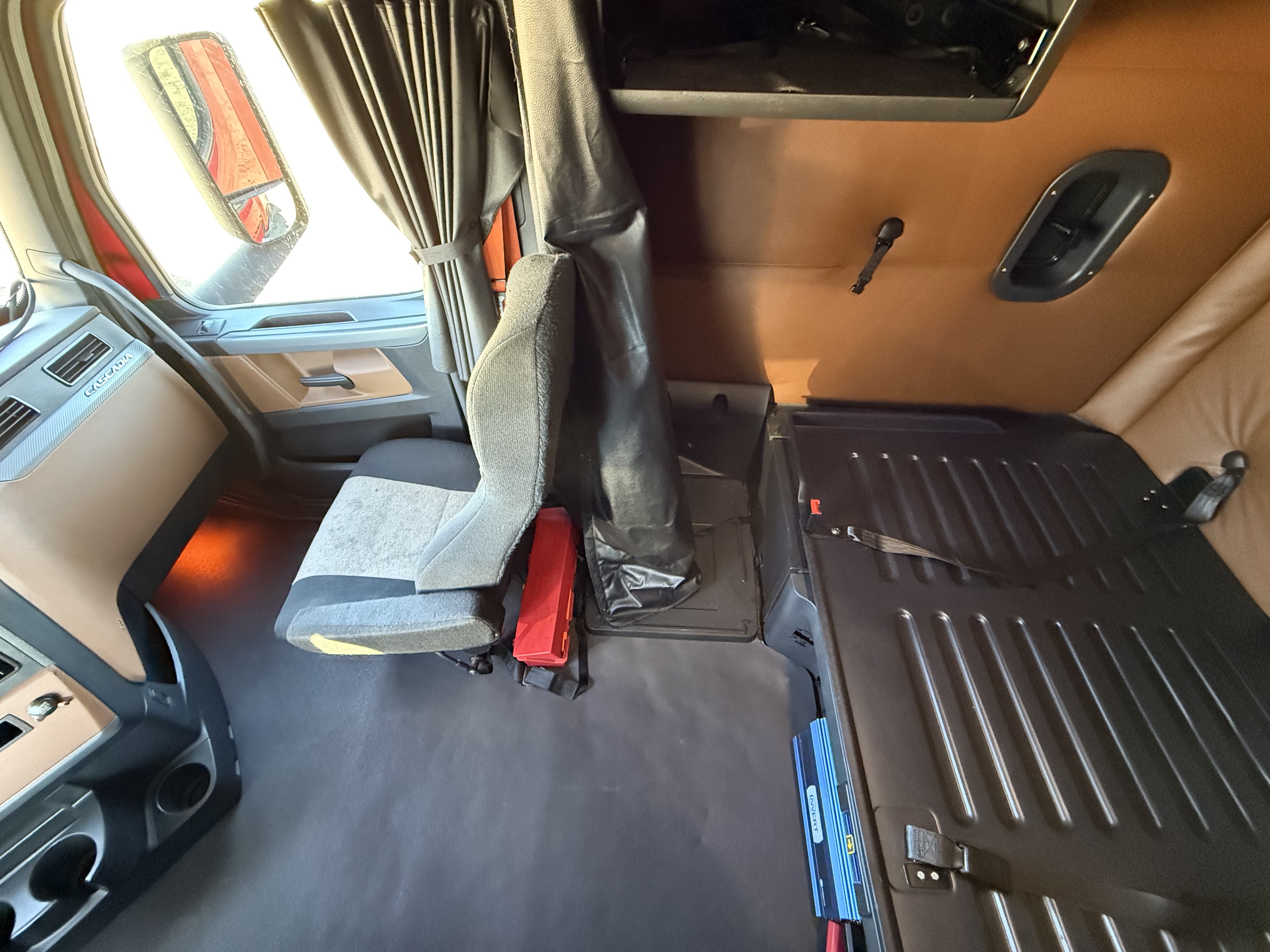 2021 FREIGHTLINER CASCADIA 126SLP - image 17