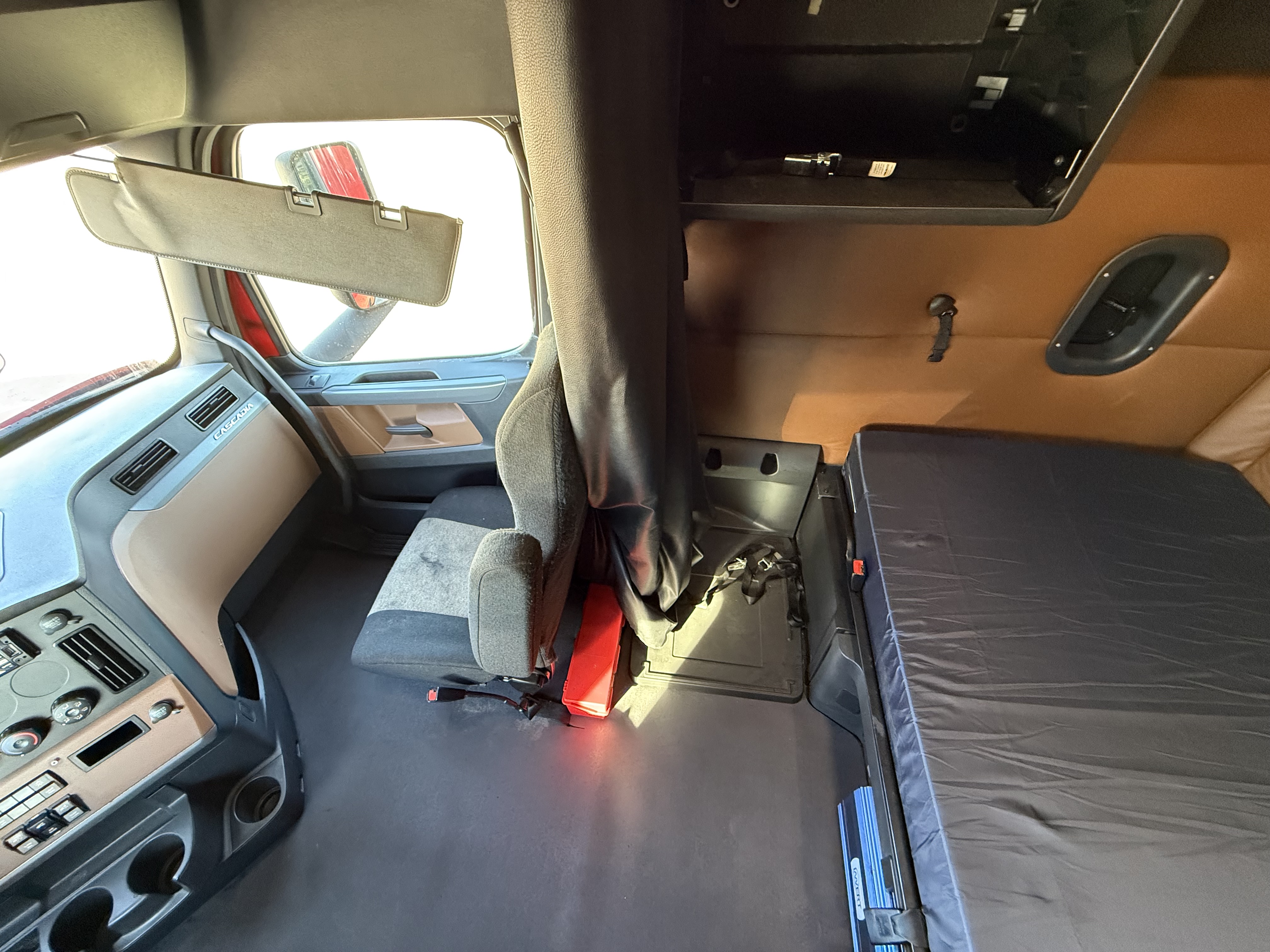 2021 FREIGHTLINER CASCADIA 126SLP - image 17