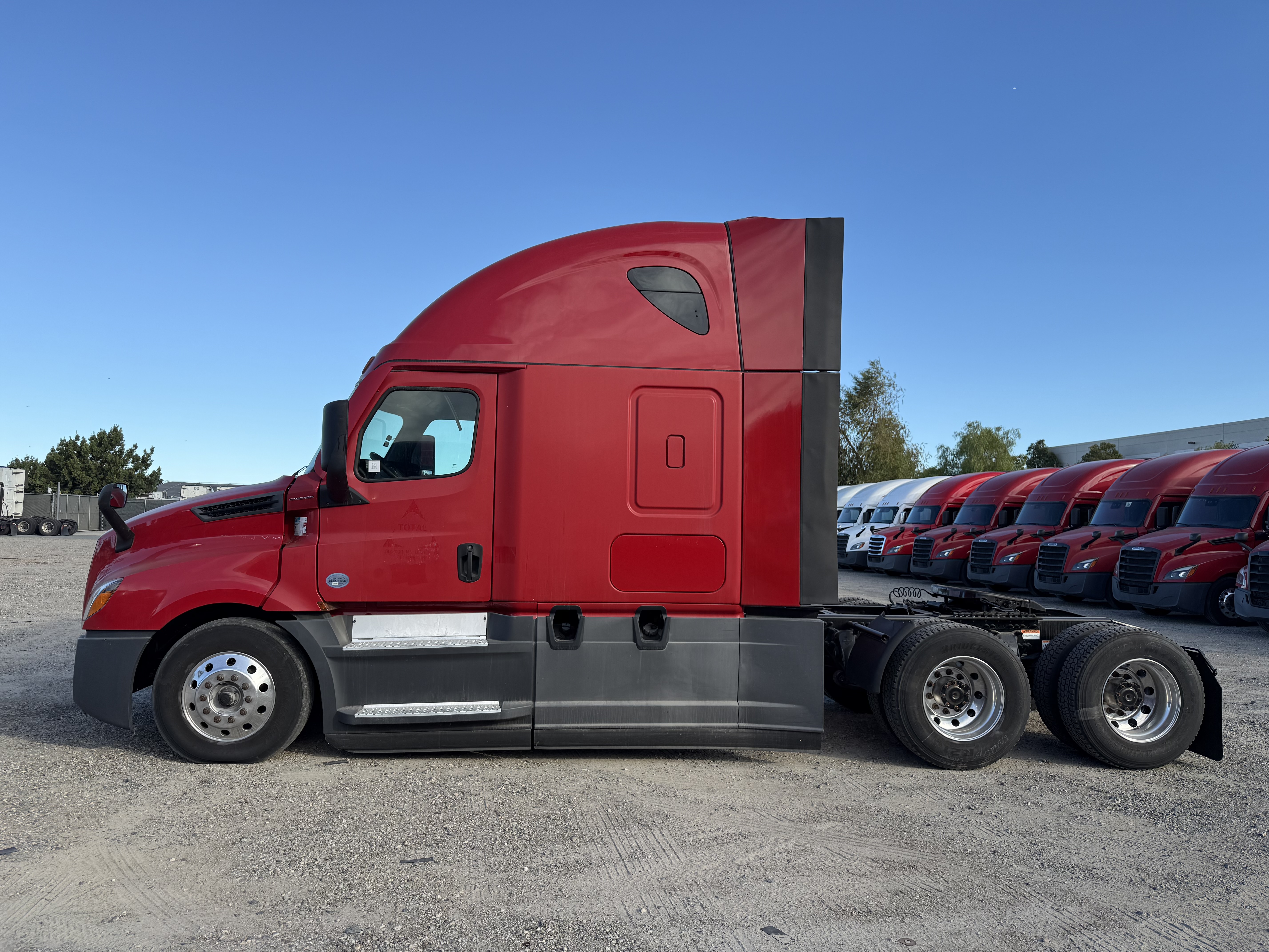 2021 FREIGHTLINER CASCADIA 126SLP - image 3