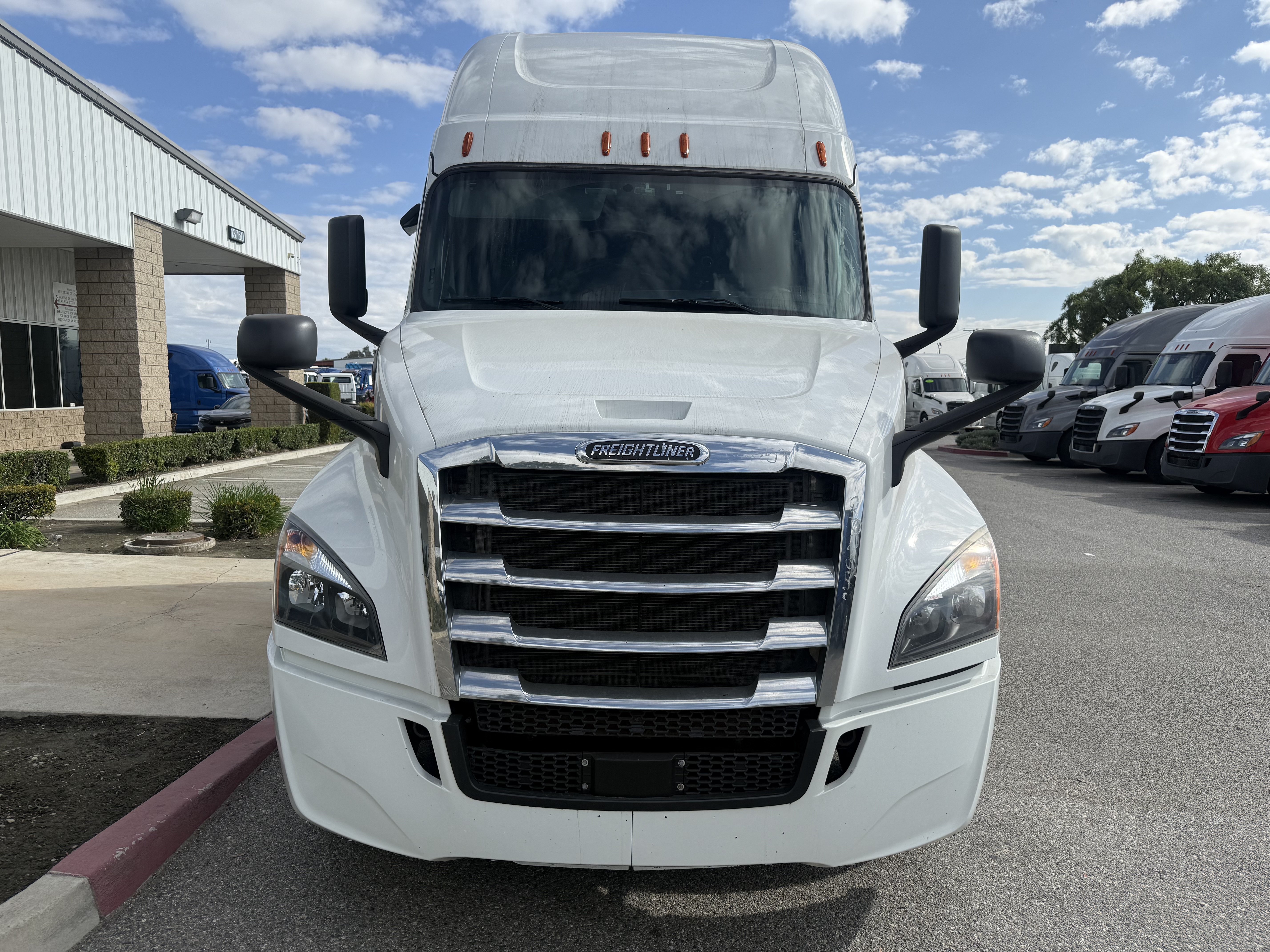 2020 FREIGHTLINER CASCADIA 126SLP - image 2