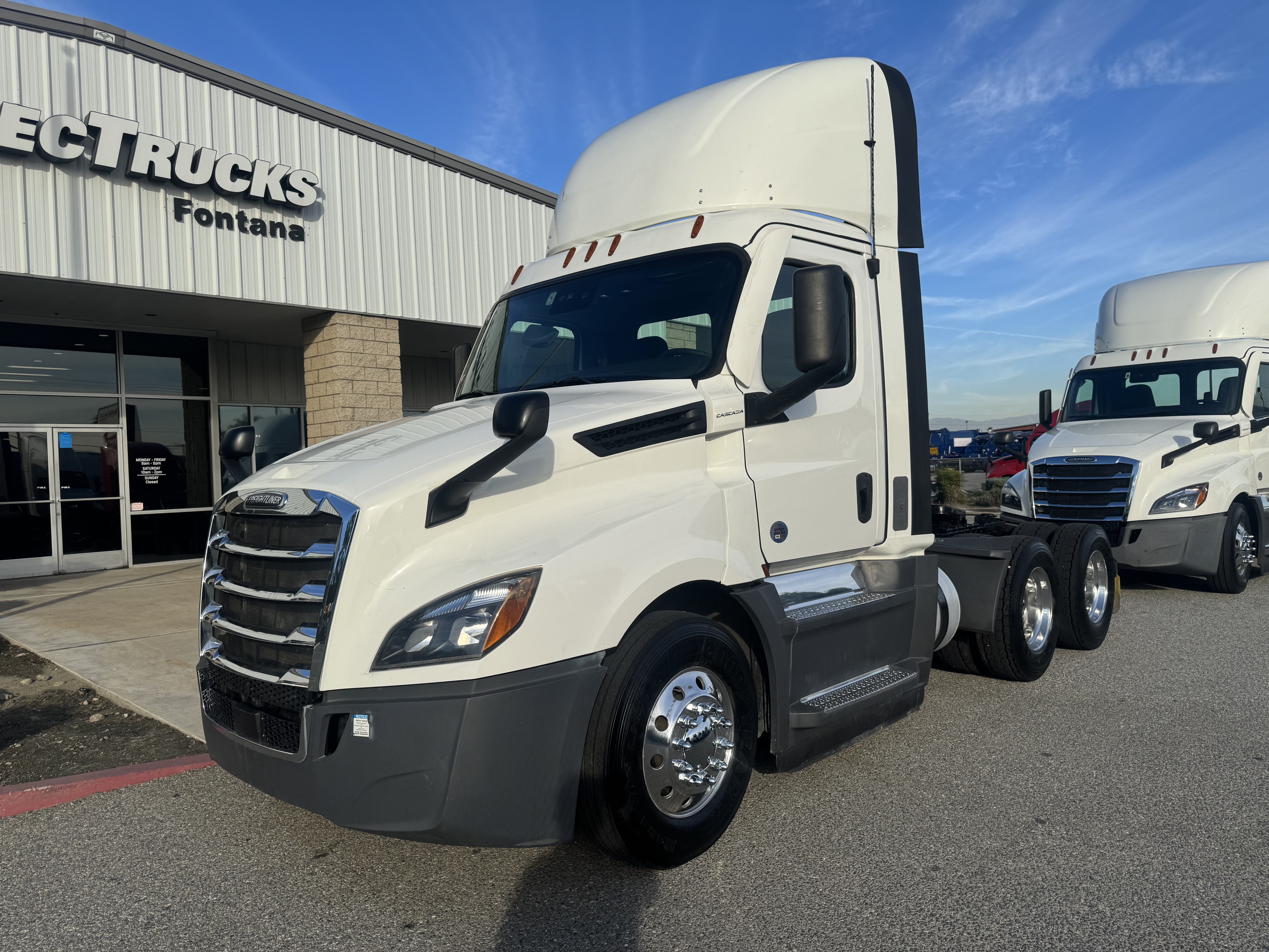 2021 FREIGHTLINER CASCADIA 126DC - image 1