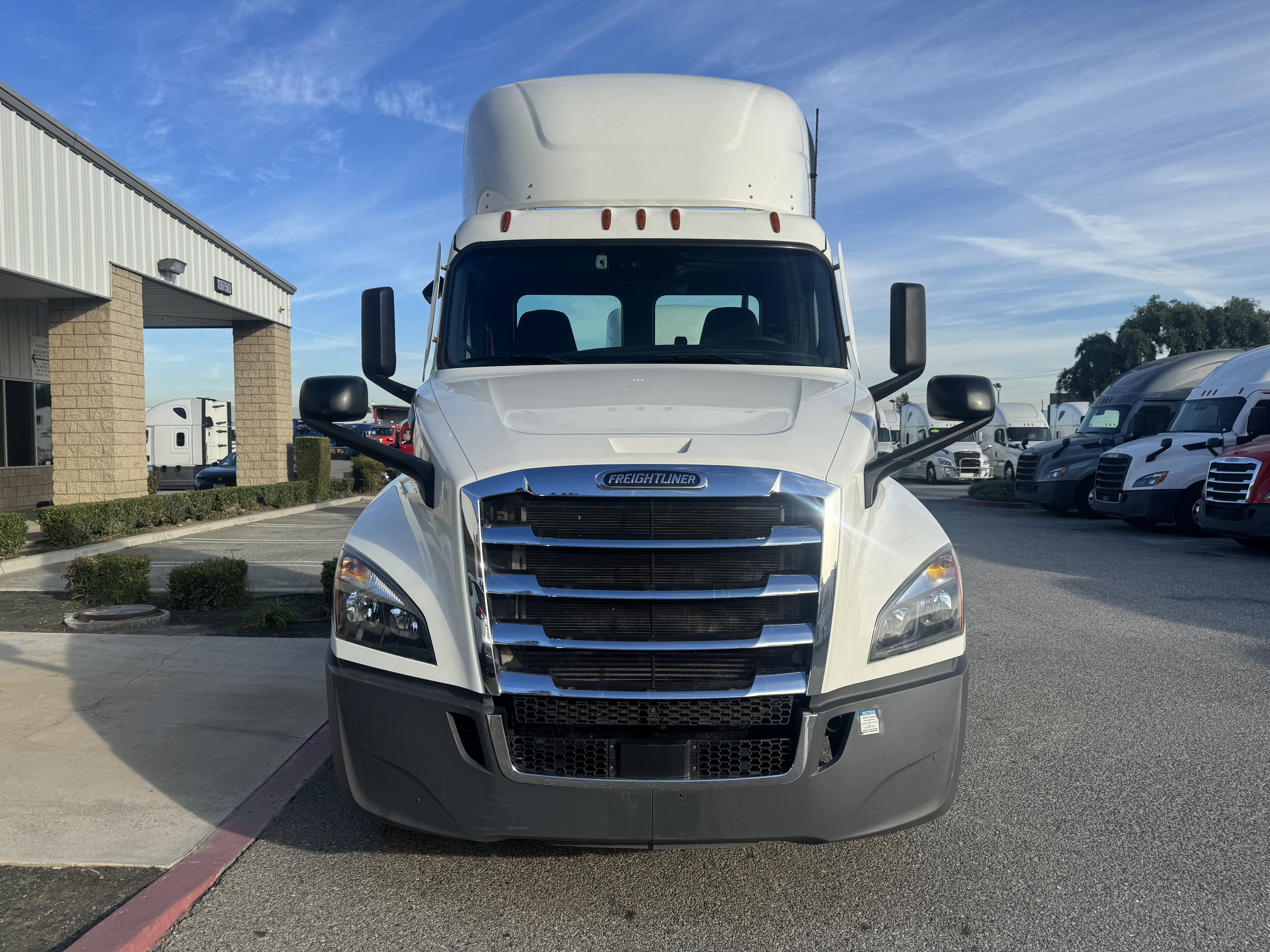 2021 FREIGHTLINER CASCADIA 126DC - image 2