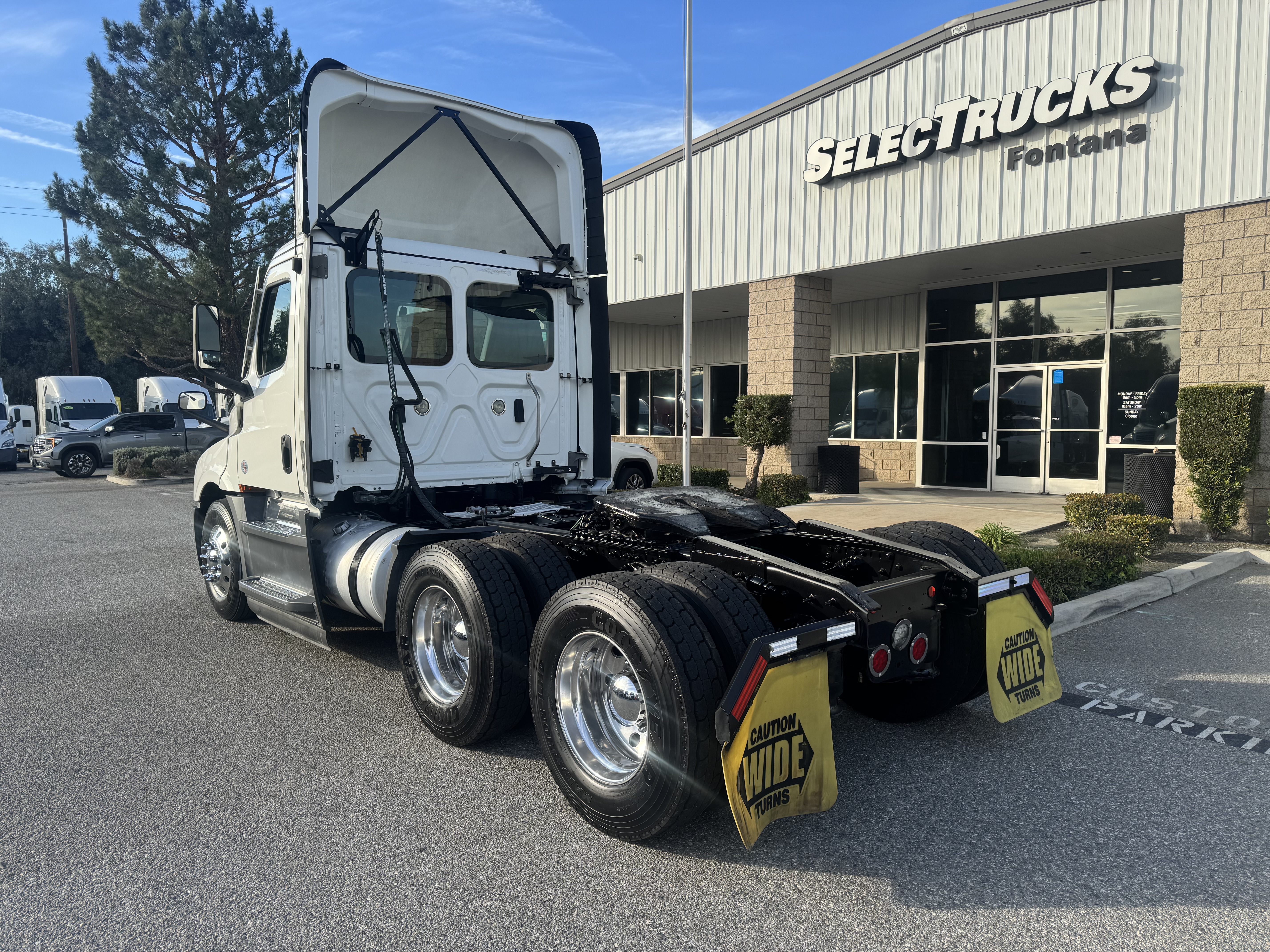 2021 FREIGHTLINER CASCADIA 126DC - image 4