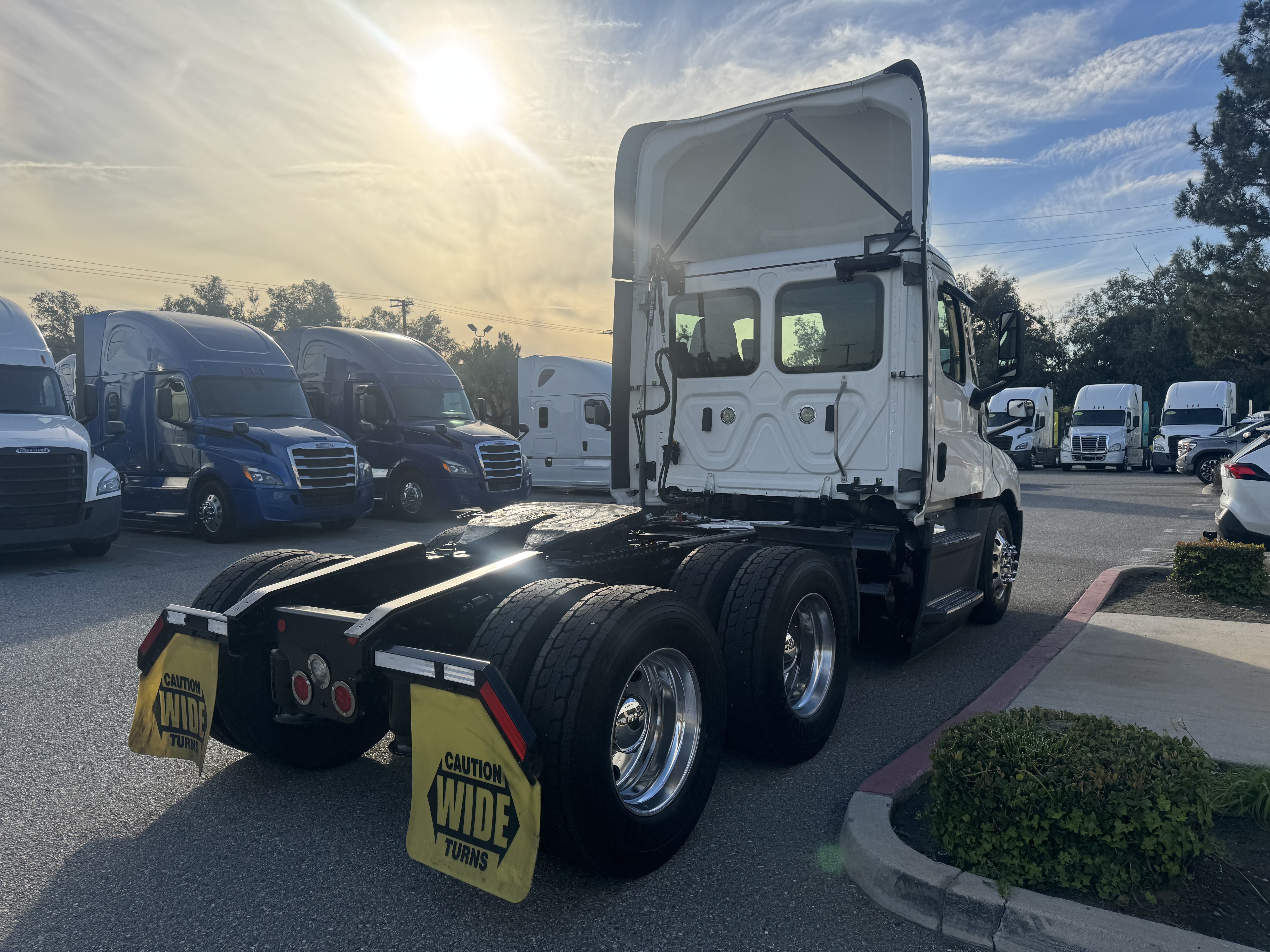 2021 FREIGHTLINER CASCADIA 126DC - image 6